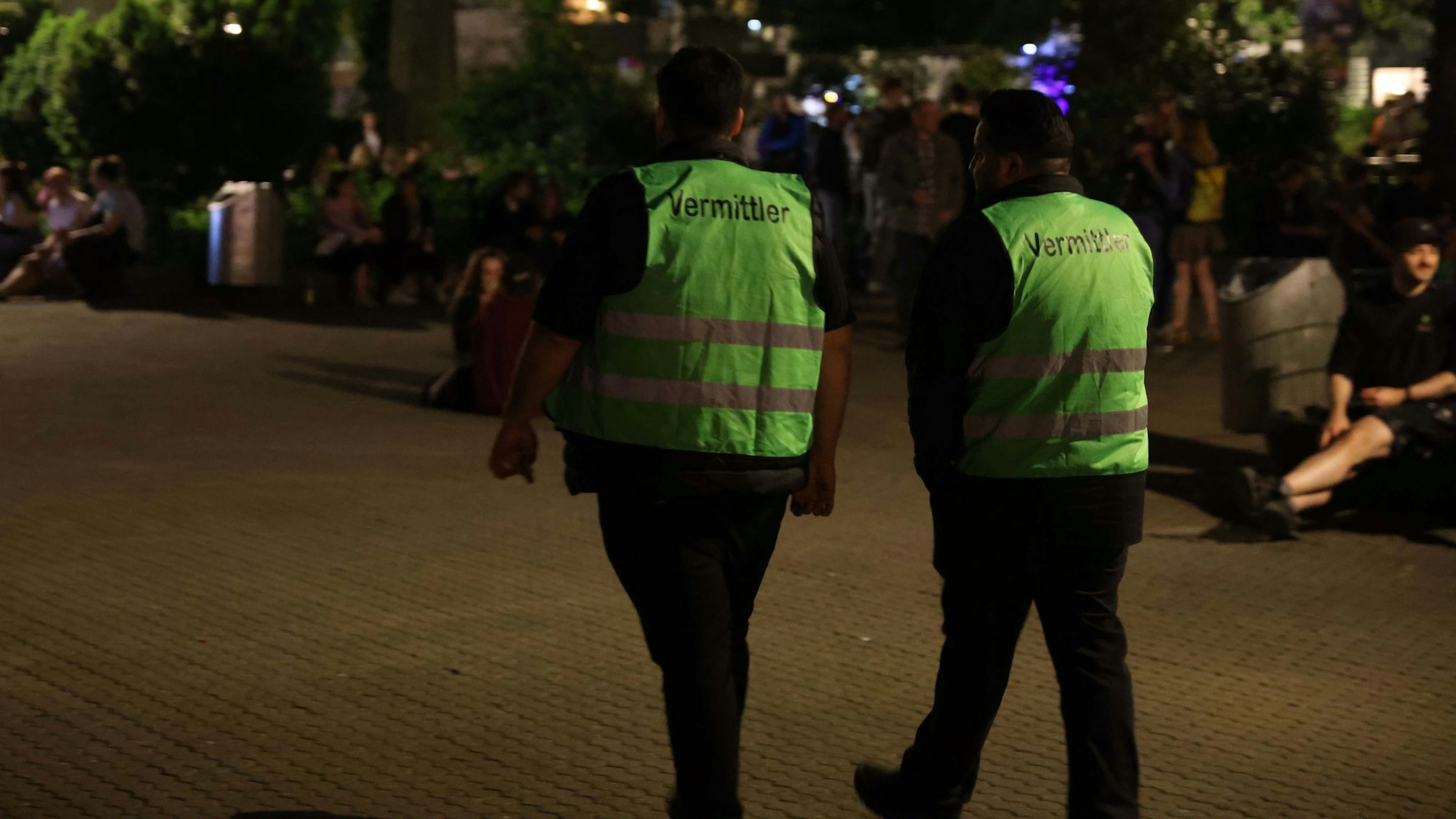 Die Vermittler der Stadt laufen in Warnwesten über den Brüsseler Platz.