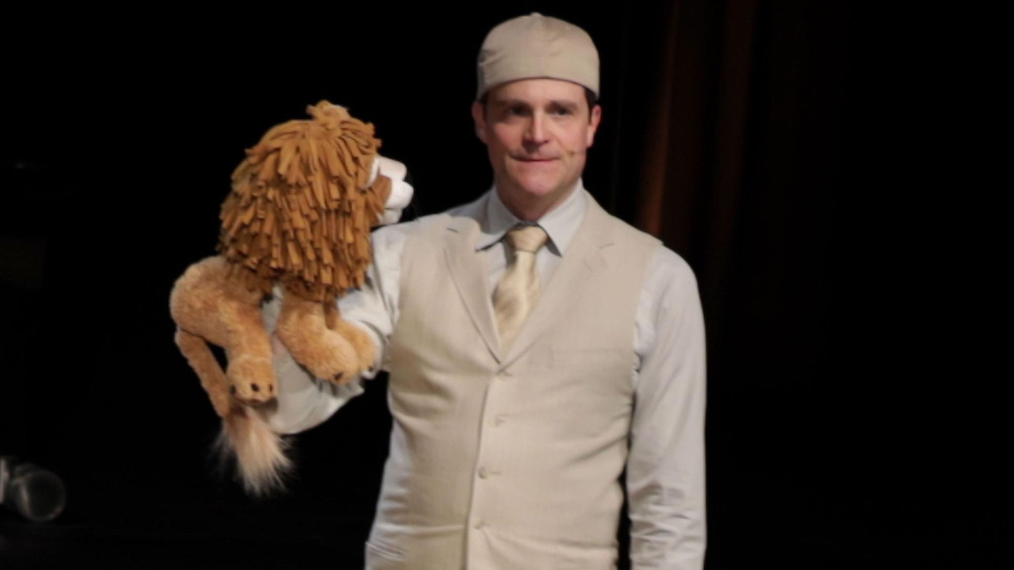 Bodo Wartke spielt sein Stück „König Ödipus“. Er hält einen Stofflöwen in der Hand, der die Sphinx darstellen soll.