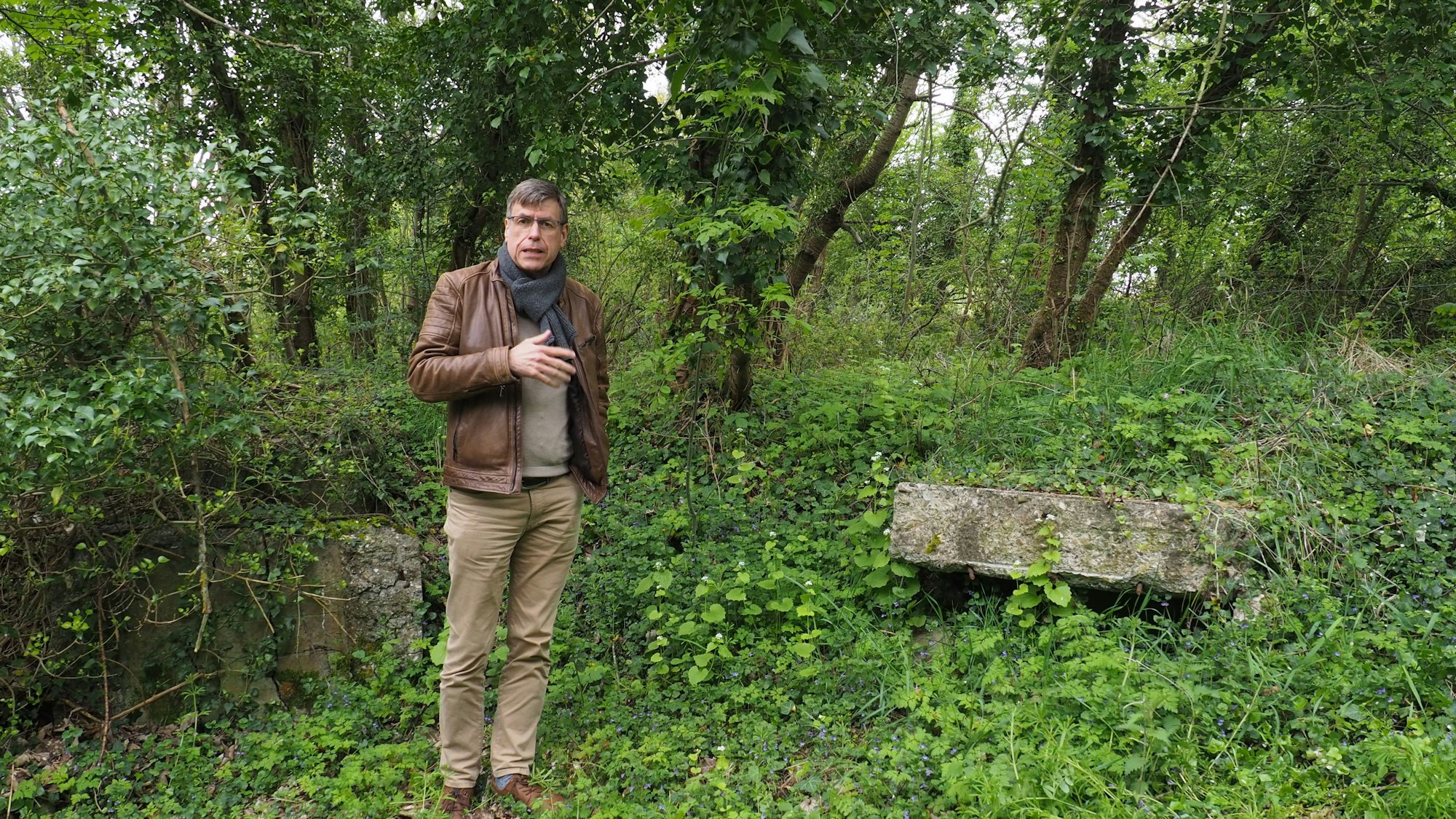 Hans-Josef Hansen steht vor einem Betonteil, das zu der Flakstellung gehörte.