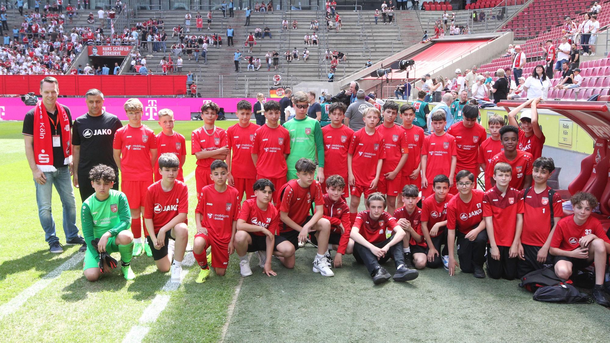 Trotz der Niederlage stellten sich die Jungs nach dem Spiel zum Gruppenbild auf.