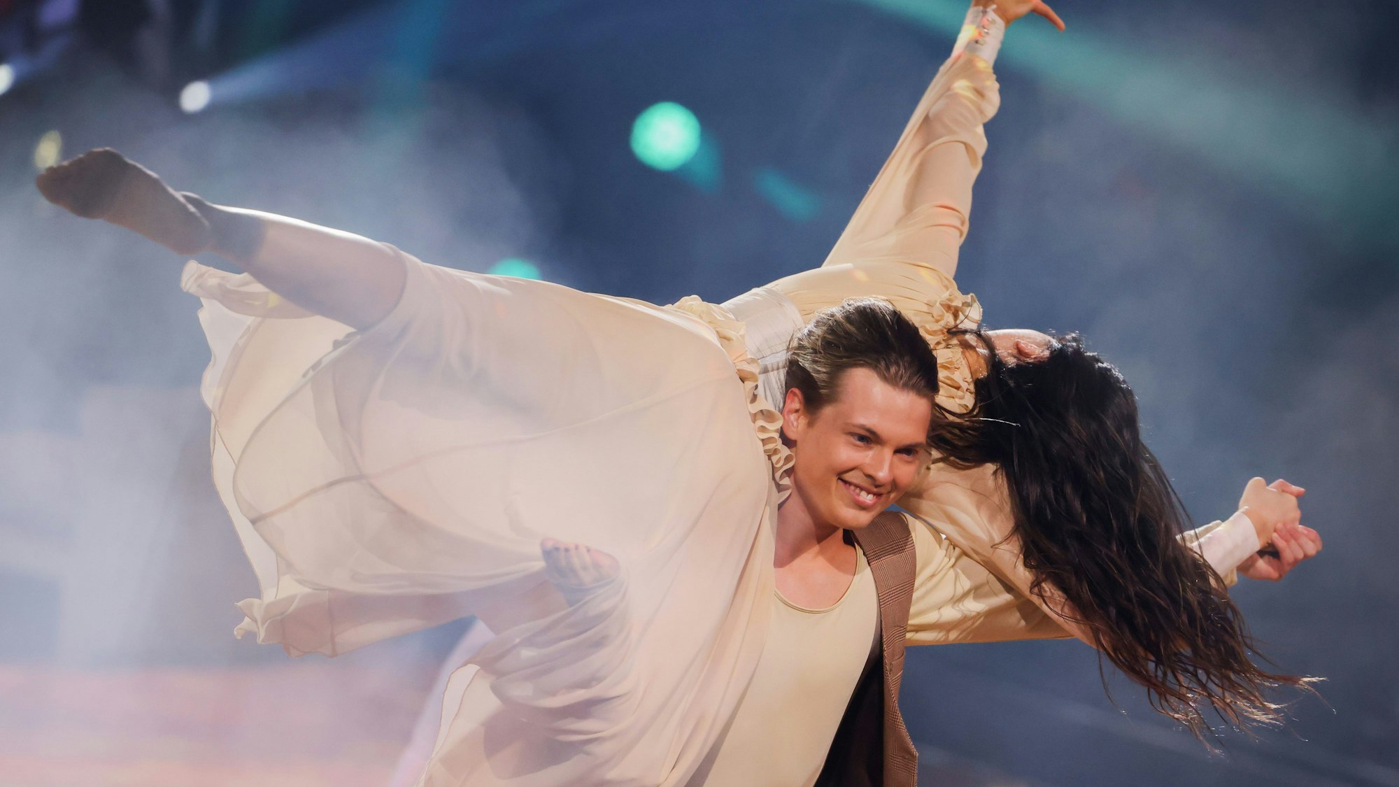 Gabriel Kelly gehört mit Malika Dzumaev bei „Let's Dance“ zu den Favoriten auf die Nachfolge von Vorjahressiegerin Anna Ermakova.