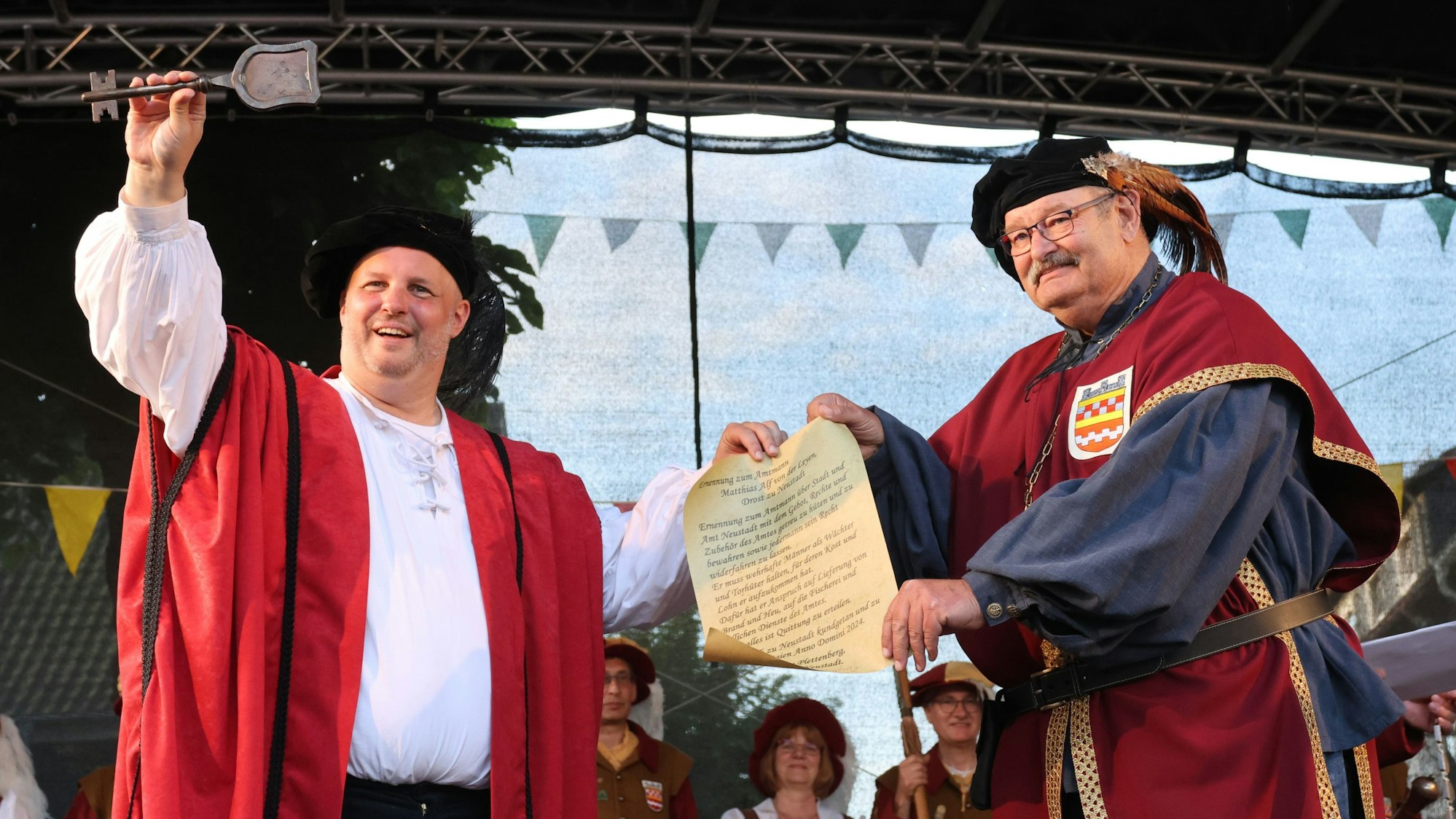 Ein Mann überreicht dem anderen einen Schlüssel.