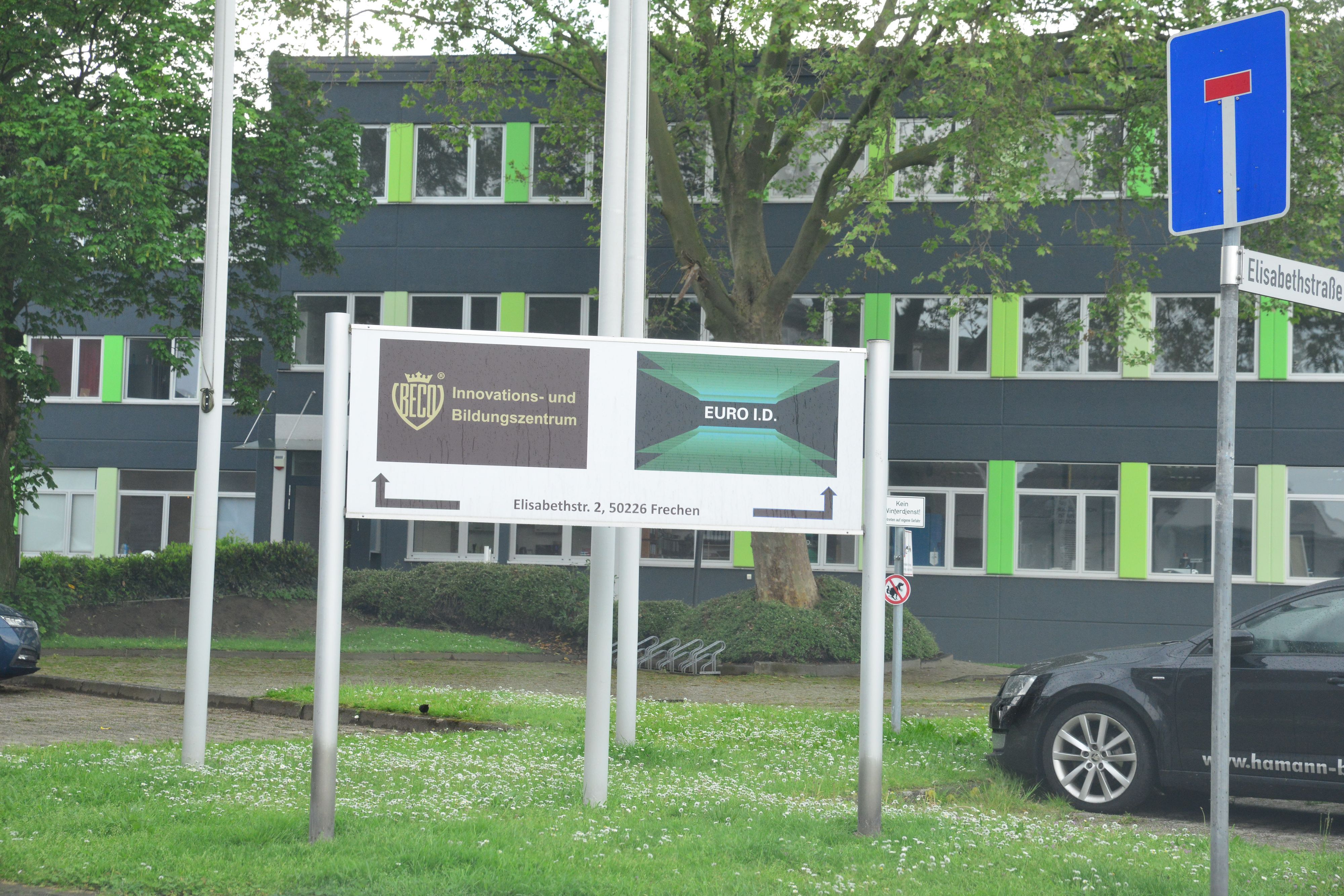 Auf dem Foto ist das Bürogebäude in Frechen zu sehen, von dem aus das Schleuser-Netzwerk seine kriminellen Geschäfte organisiert haben soll.
