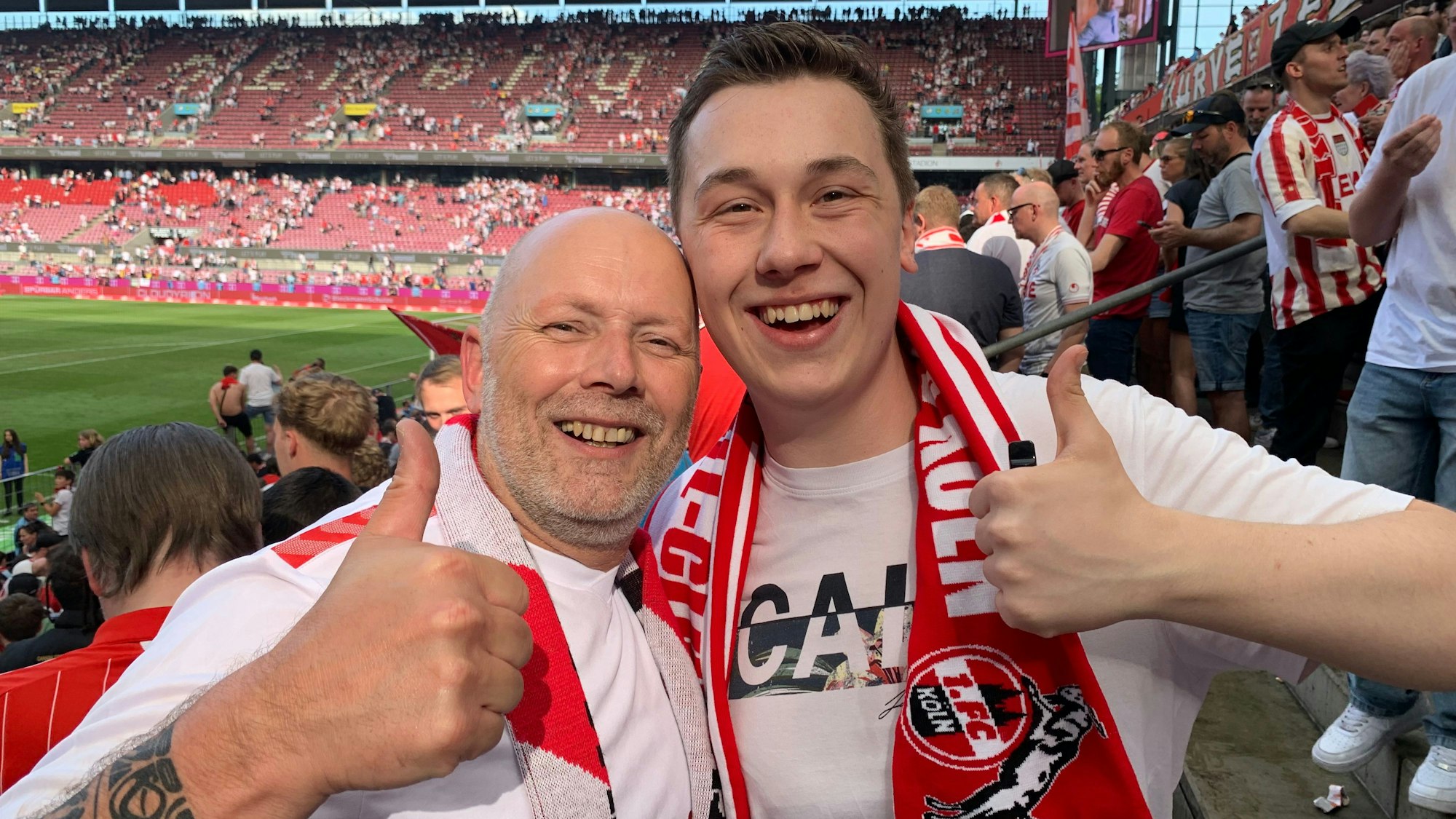 Mark Van de Vliet (l.) und Lennox Voß auf der Südtribüne.