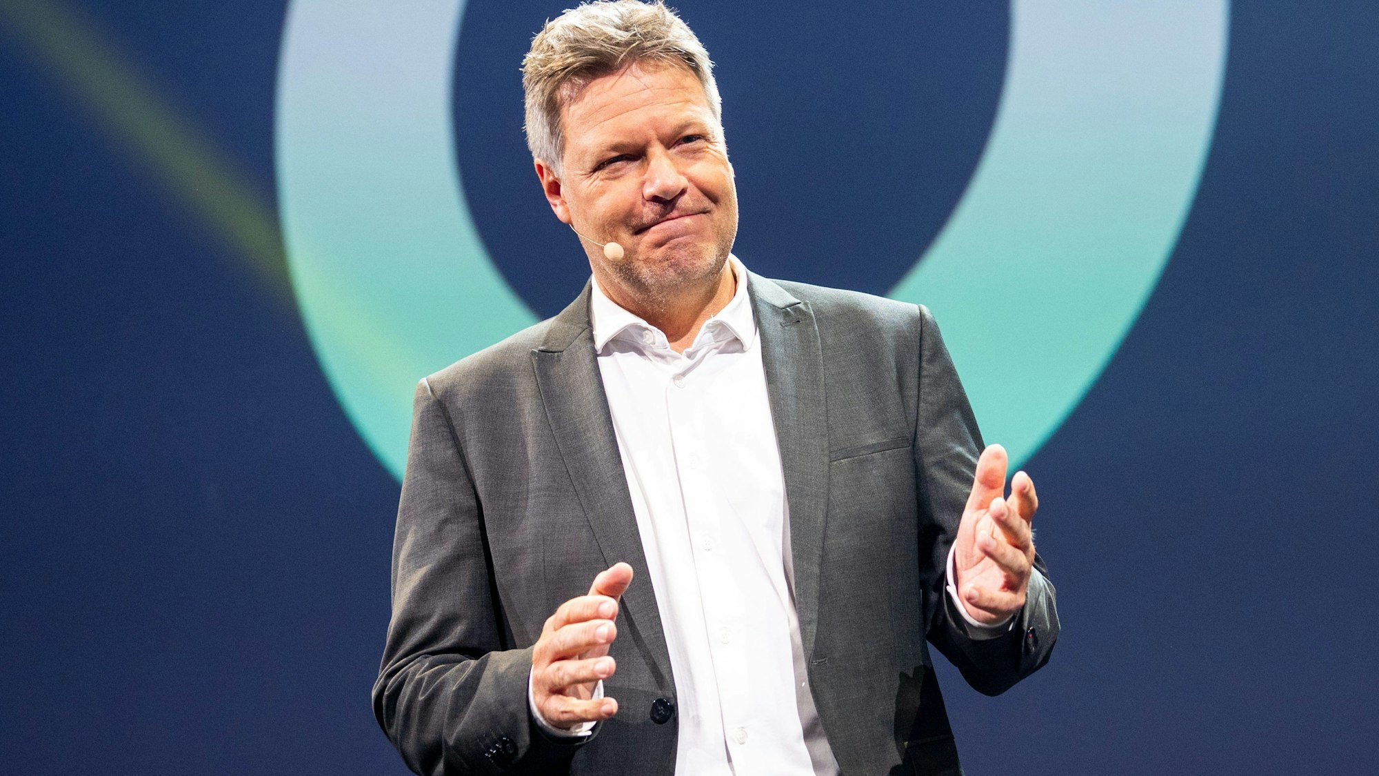 07.05.2024, Hamburg: Robert Habeck (Bündnis90/ Die Grünen), Bundeswirtschaftsminister, spricht während der Digitalmesse OMR.