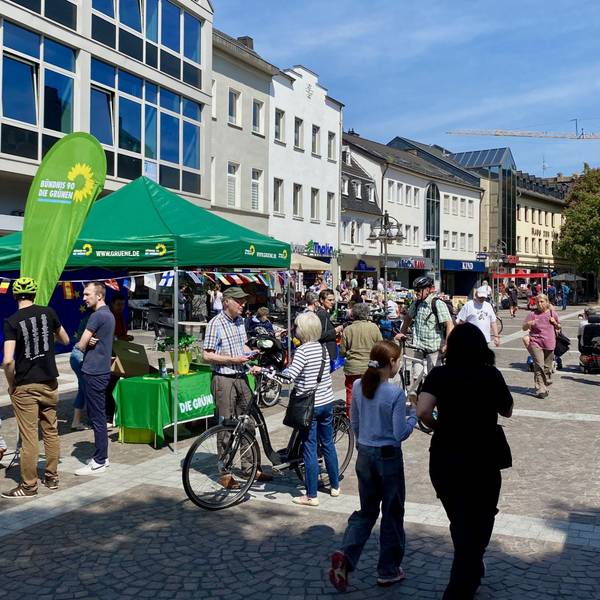In der Brühler Innenstadt steht Wahlkampfstände.