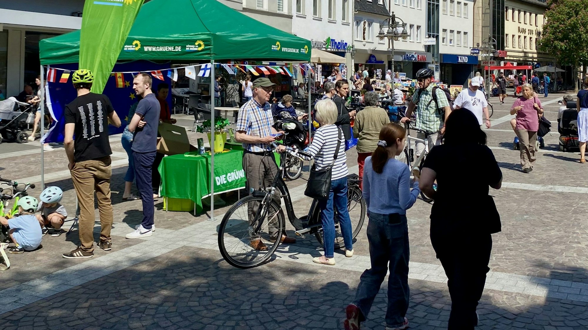 In der Brühler Innenstadt steht Wahlkampfstände.