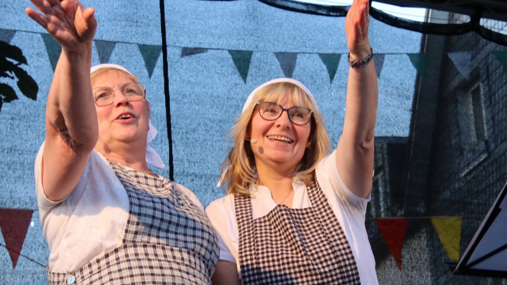 Zwei Frauen beim Brunnengespräch