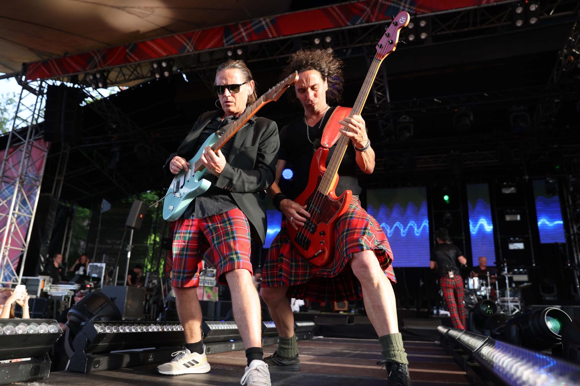 Harry Alfter und Stephan Brings auf der Bühne im Tanzbrunnen.
