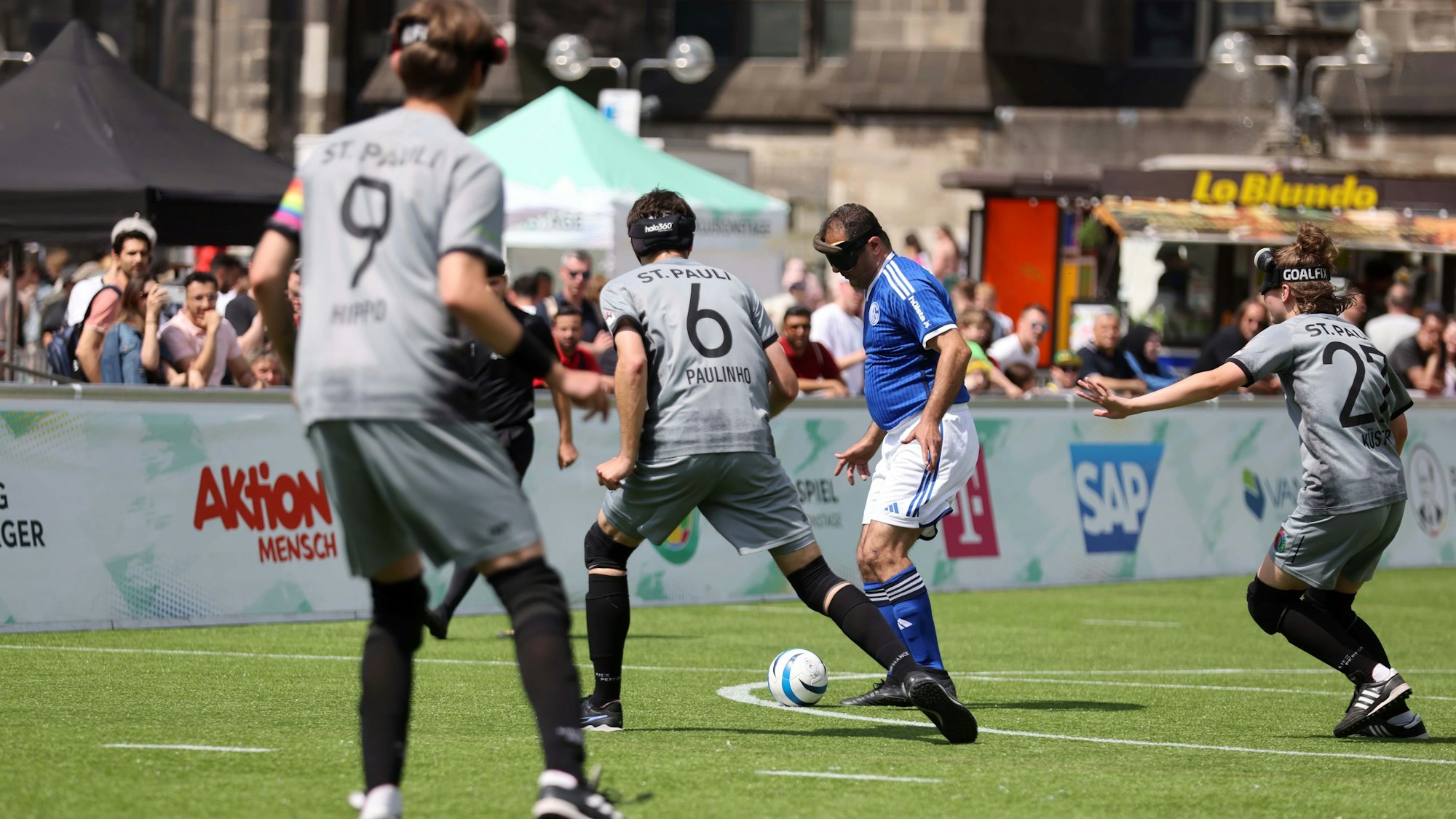 Für die Blindenfußballer wurde auf dem Roncalliplatz ein Fußballplatz errichtet.