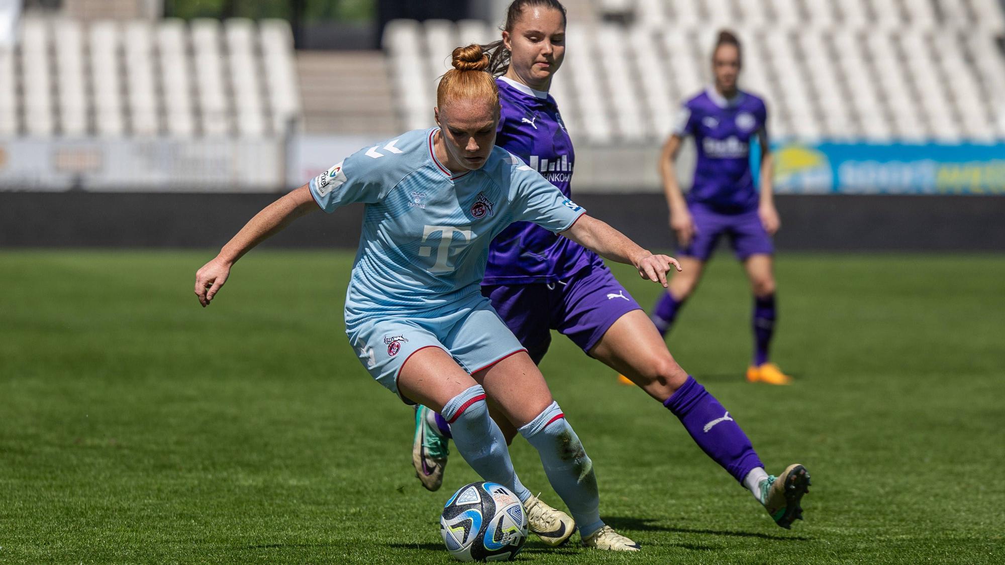 SGS Essen vs. 1. FC Köln Essen, 11.05.2024 Laura Vogt 1. FC Köln, 8 und Katharina Piljic SGS Essen, 6 Google Pixel Frauen-Bundesliga 21. Spieltag: SGS Essen vs. 1. FC Köln, Stadion an der Hafenstraße am 11.05.2024. DFB / DFL REGULATIONS PROHIBIT ANY USE OF PHOTOGRAPHS AS IMAGE SEQUENCES AND/OR QUASI-VIDEO. *** SGS Essen vs 1 FC Köln Essen, 11 05 2024 Laura Vogt 1 FC Köln, 8 and Katharina Piljic SGS Essen, 6 Google Pixel Womens Bundesliga 21 Matchday SGS Essen vs 1 FC Köln, Stadion an der Hafenstraße on 11 05 2024 DFB DFL REGULATIONS PROHIBIT ANY USE OF PHOTOGRAPHS AS IMAGE SEQUENCES AND OR QUASI VIDEO Copyright: xBEAUTUFULxSports/Richterx