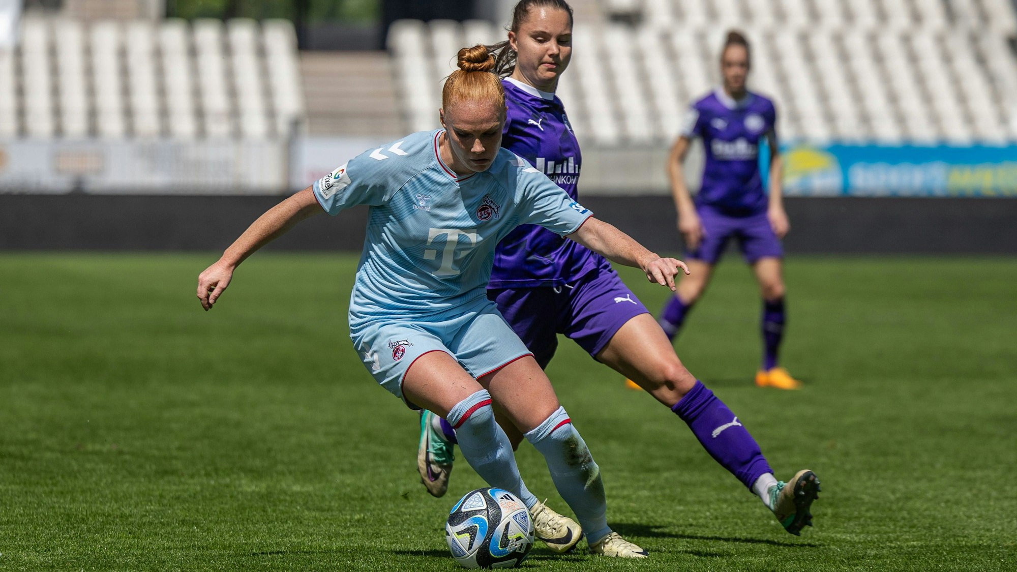 SGS Essen vs. 1. FC Köln Essen, 11.05.2024 Laura Vogt 1. FC Köln, 8 und Katharina Piljic SGS Essen, 6 Google Pixel Frauen-Bundesliga 21. Spieltag: SGS Essen vs. 1. FC Köln, Stadion an der Hafenstraße am 11.05.2024. DFB / DFL REGULATIONS PROHIBIT ANY USE OF PHOTOGRAPHS AS IMAGE SEQUENCES AND/OR QUASI-VIDEO. *** SGS Essen vs 1 FC Köln Essen, 11 05 2024 Laura Vogt 1 FC Köln, 8 and Katharina Piljic SGS Essen, 6 Google Pixel Womens Bundesliga 21 Matchday SGS Essen vs 1 FC Köln, Stadion an der Hafenstraße on 11 05 2024 DFB DFL REGULATIONS PROHIBIT ANY USE OF PHOTOGRAPHS AS IMAGE SEQUENCES AND OR QUASI VIDEO Copyright: xBEAUTUFULxSports/Richterx