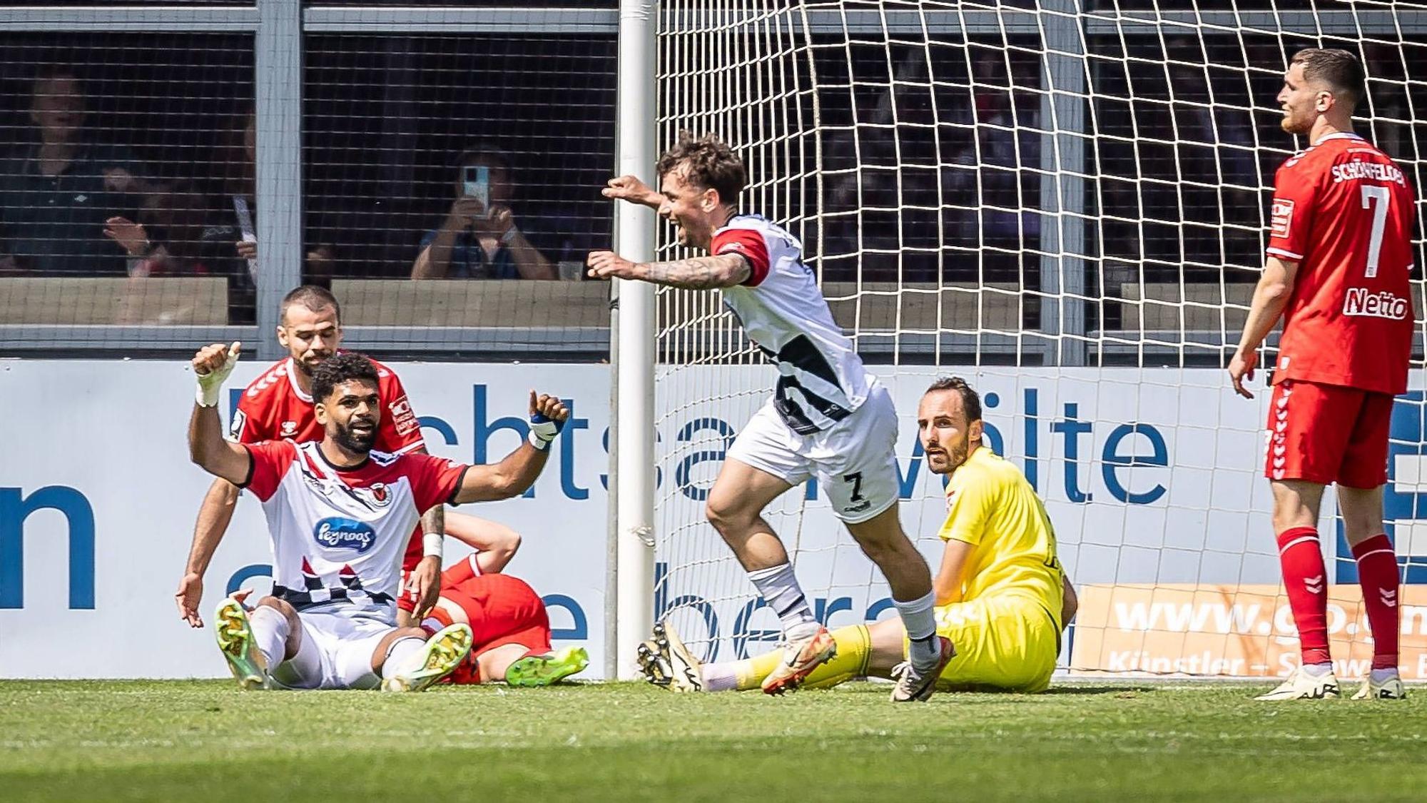 3. Liga: FC Viktoria Köln - SSV Jahn Regensburg, 11.05.2024 Jubel zum 1:1 durch Simon Handle FC Viktoria Köln, 7 Köln, 11.05.2024, 37. Spieltag der 3. Fußball-Liga, FC Viktoria Köln - SSV Jahn Regensburg im Sportpark Hoehenberg in Köln. Die DFL-Bestimmungen verbieten die Verwendung von Fotografien als Bildsequenzen und / oder Quasi-Videos. *** 3 Liga FC Viktoria Köln SSV Jahn Regensburg, 11 05 2024 Cheering for 1 1 by Simon Handle FC Viktoria Köln, 7 Cologne, 11 05 2024, 37 matchday of the 3 soccer league, FC Viktoria Köln SSV Jahn Regensburg at Sportpark Hoehenberg in Cologne The DFL regulations prohibit the use of photographs as image sequences and or quasi videos Copyright: xBEAUTIFULxSPORTS/LeahxKohringx