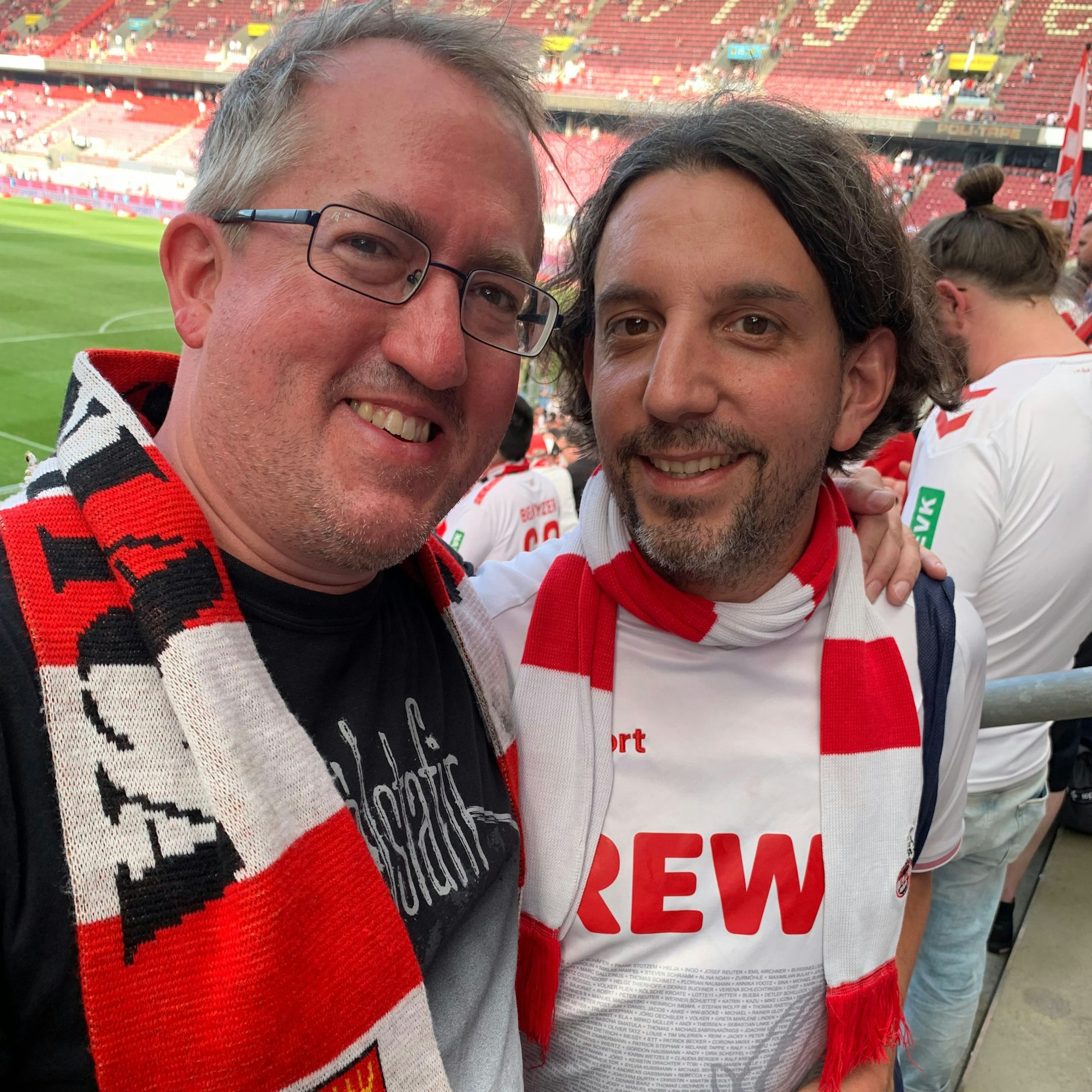 Die FC-Fans Daniel Möller (r.) und Martin Moll erlebten das Beben von Müngersdorf im Stadion mit.