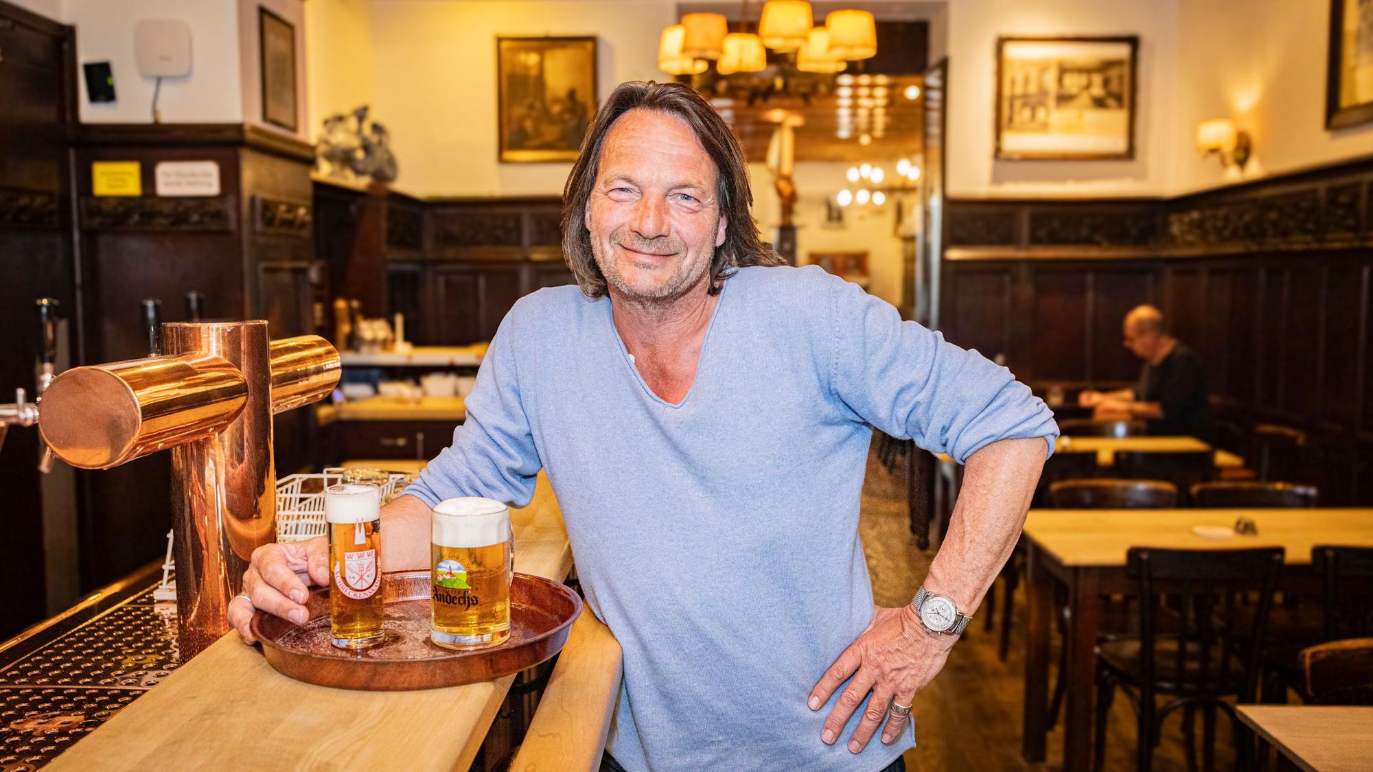 Im „Treppchen“ in der Weberstraße: Arnim Fehrenz zapft Kölsch und auch bayerisches Bier im Angebot