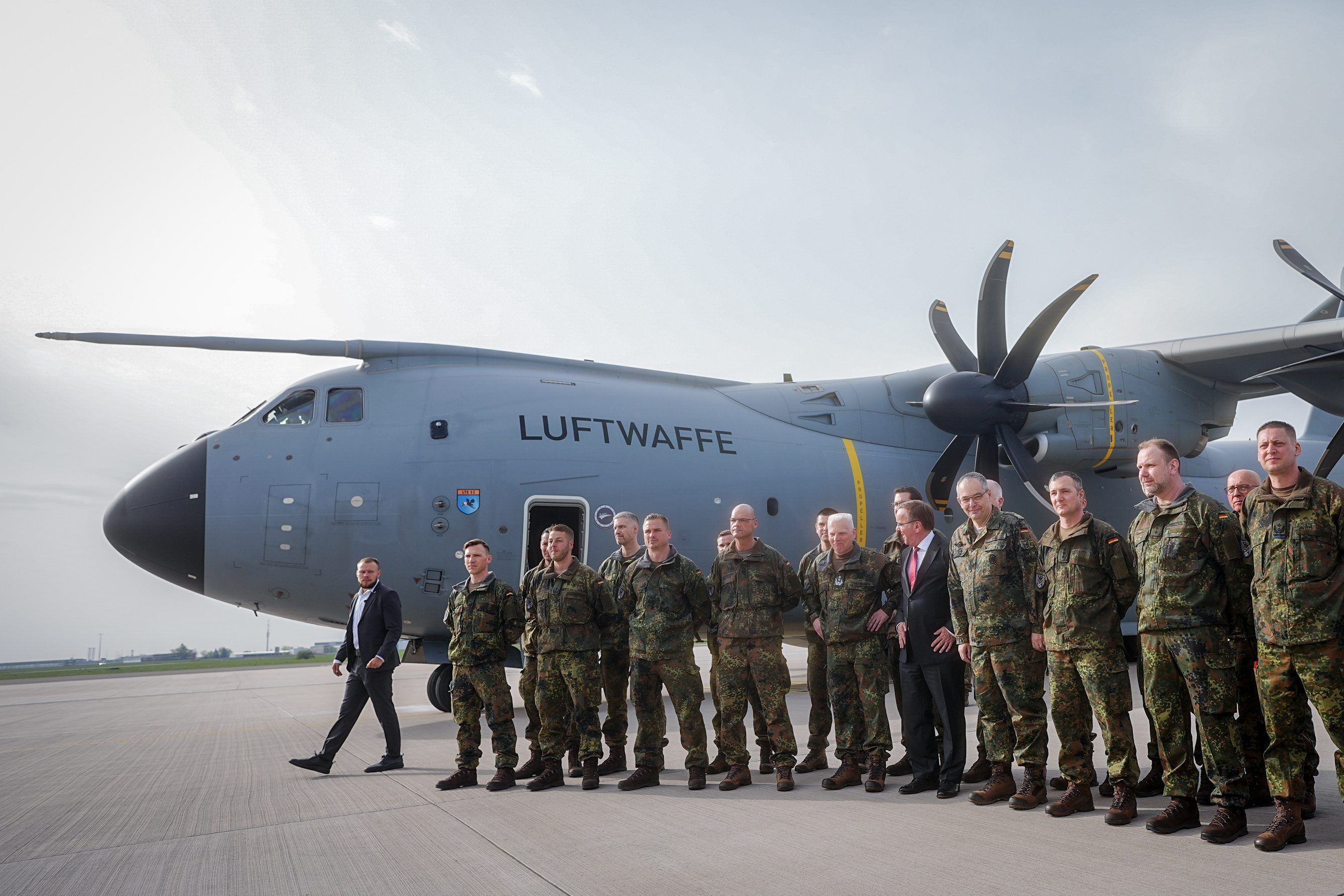 ARCHIV - 08.04.2024, Brandenburg, Schönefeld: Boris Pistorius (M, SPD), Bundesminister der Verteidigung, verabschiedet das Vorkommando der Brigade Litauen auf dem militärischen Teil des Flughafens Berlin-Brandenburg.  (zu dpa: «Fast jeder Zweite hält Angriff auf Nato-Staat für unwahrscheinlich») Foto: Kay Nietfeld/dpa +++ dpa-Bildfunk +++