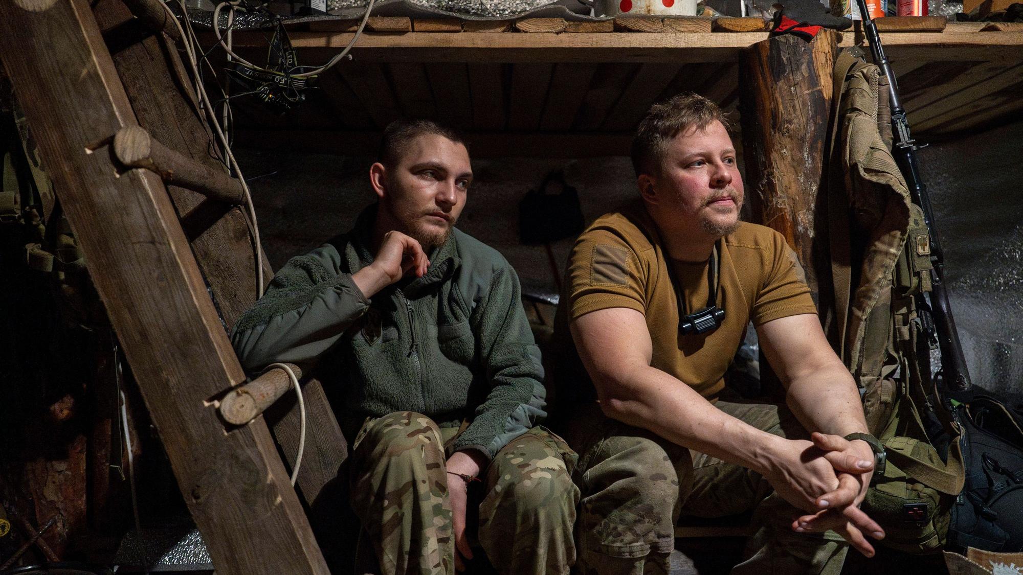 11.04.2024, Ukraine, Donezk: Ukrainische Soldaten der Asow-Brigade ruhen in einem Schützengraben an der Frontlinie in Richtung Kreminna, Region Donezk, aus. Foto: Alex Babenko/AP +++ dpa-Bildfunk +++