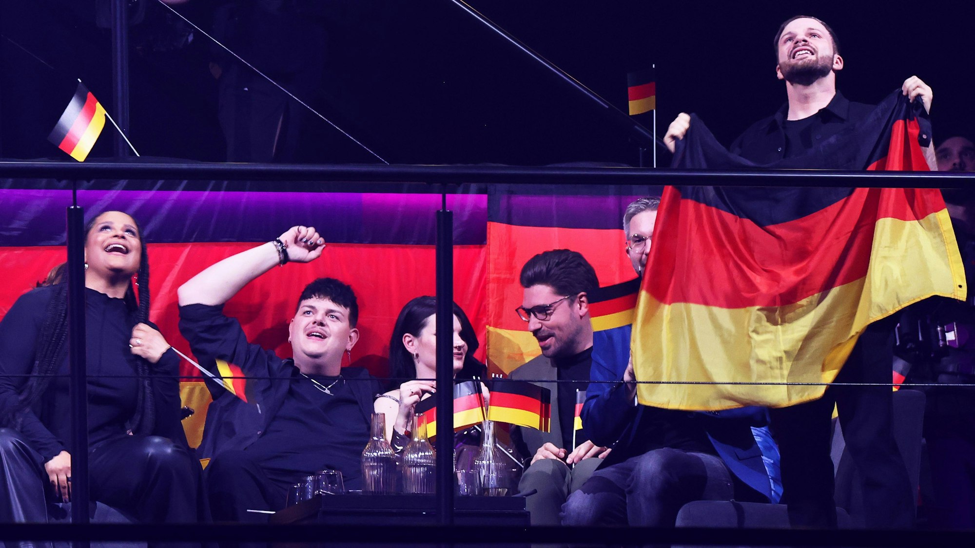 Isaak (2.v.l) aus Deutschland reagiert während der Punktewertung beim Finale des Eurovision Song Contest (ESC) 2024 in der Malmö Arena.