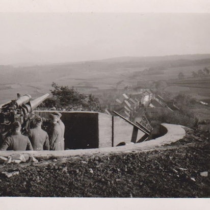 Blick auf eine Schwarz-Weiß-Aufnahme von der Flakstellung.