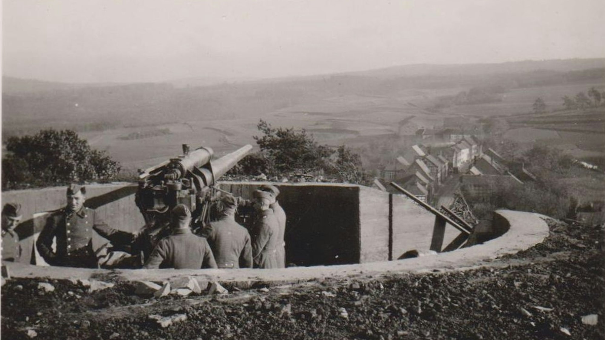 Blick auf eine Schwarz-Weiß-Aufnahme von der Flakstellung.