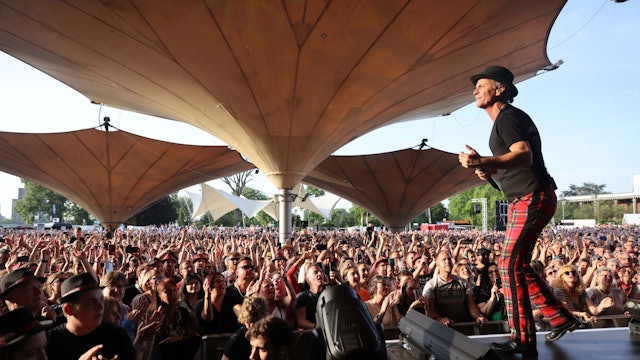 Peter Brings auf der Bühne im Tanzbrunnen.