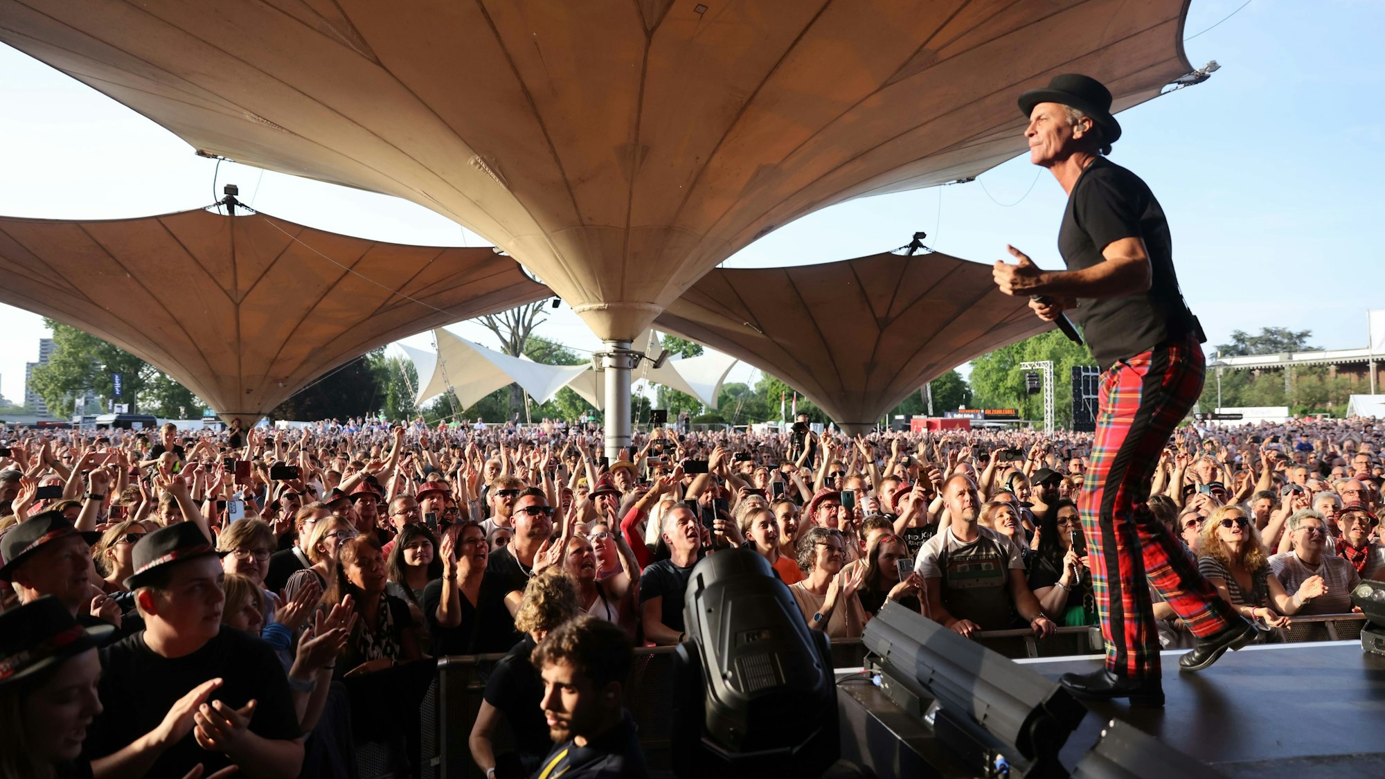 Peter Brings auf der Bühne im Tanzbrunnen.