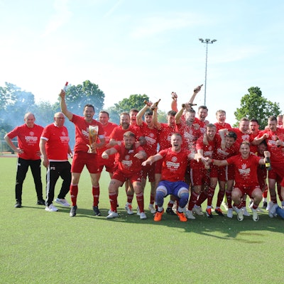 Spieler des TuS Zülpich jubeln über den Aufstieg.