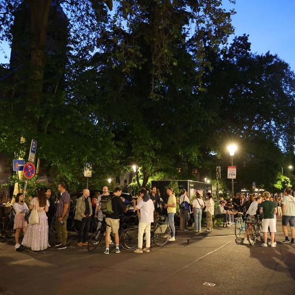 Nachtschwärmer am Brüsseler Platz in Köln.