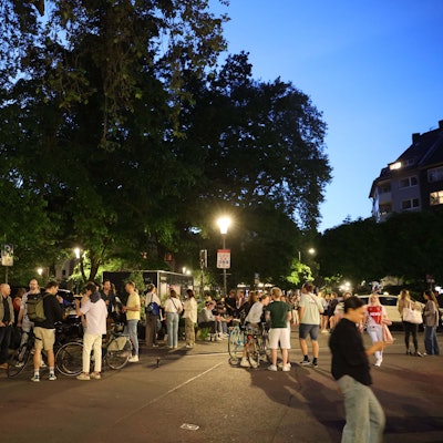 Nachtschwärmer am Brüsseler Platz in Köln.