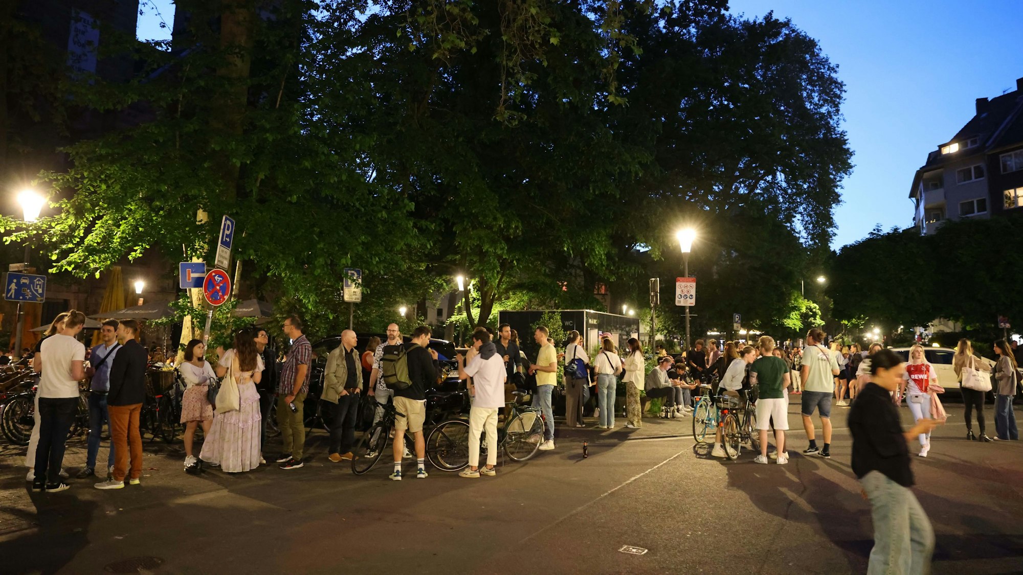 Nachtschwärmer am Brüsseler Platz in Köln.