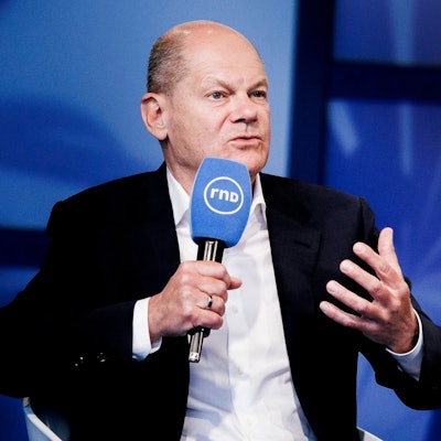 11.05.2024, Brandenburg, Potsdam: Bundeskanzler Olaf Scholz (SPD) spricht bei einer Talkrunde des RND Redaktionsnetzwerks Deutschland, und der Märkischen Allgemeinen Zeitung in der Orangerie der Biosphäre Potsdam. (zu dpa: «Kanzler will nicht bei Rentnern sparen») Foto: Carsten Koall/dpa +++ dpa-Bildfunk +++