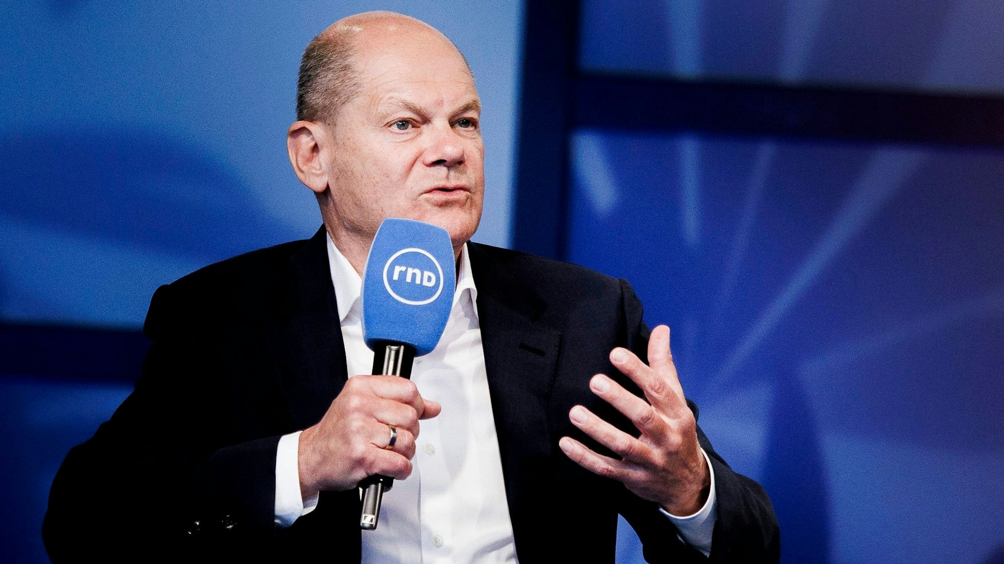 11.05.2024, Brandenburg, Potsdam: Bundeskanzler Olaf Scholz (SPD) spricht bei einer Talkrunde des RND Redaktionsnetzwerks Deutschland, und der Märkischen Allgemeinen Zeitung in der Orangerie der Biosphäre Potsdam. (zu dpa: «Kanzler will nicht bei Rentnern sparen») Foto: Carsten Koall/dpa +++ dpa-Bildfunk +++