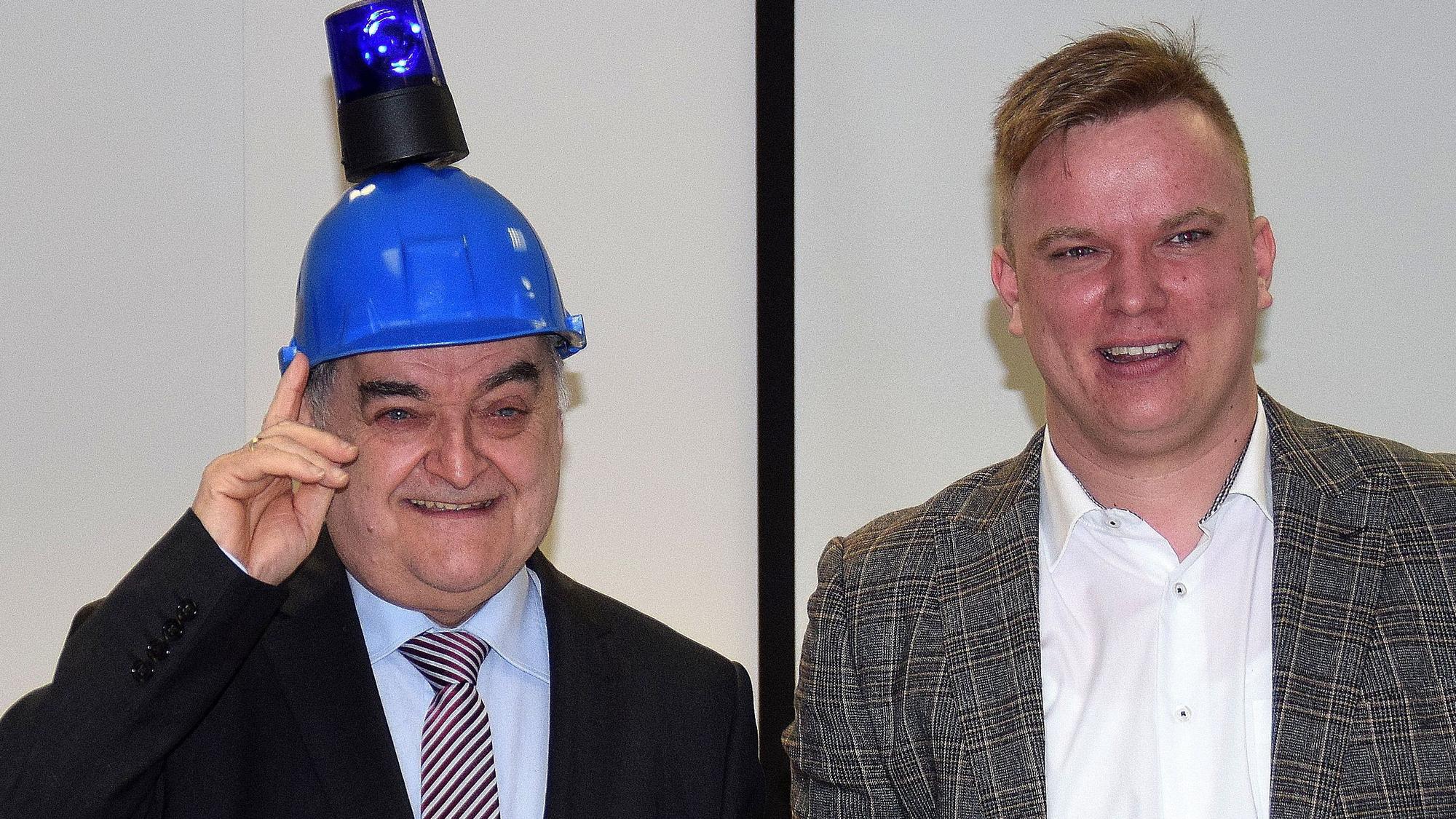 Dominik Pinsdorf (r.) freut sich, dass 2020 NRW-Innenminister Herbert Reul die Schirmherrschaft übernommen hat und schenkte ihm dafür einen "Blaulichthelm".