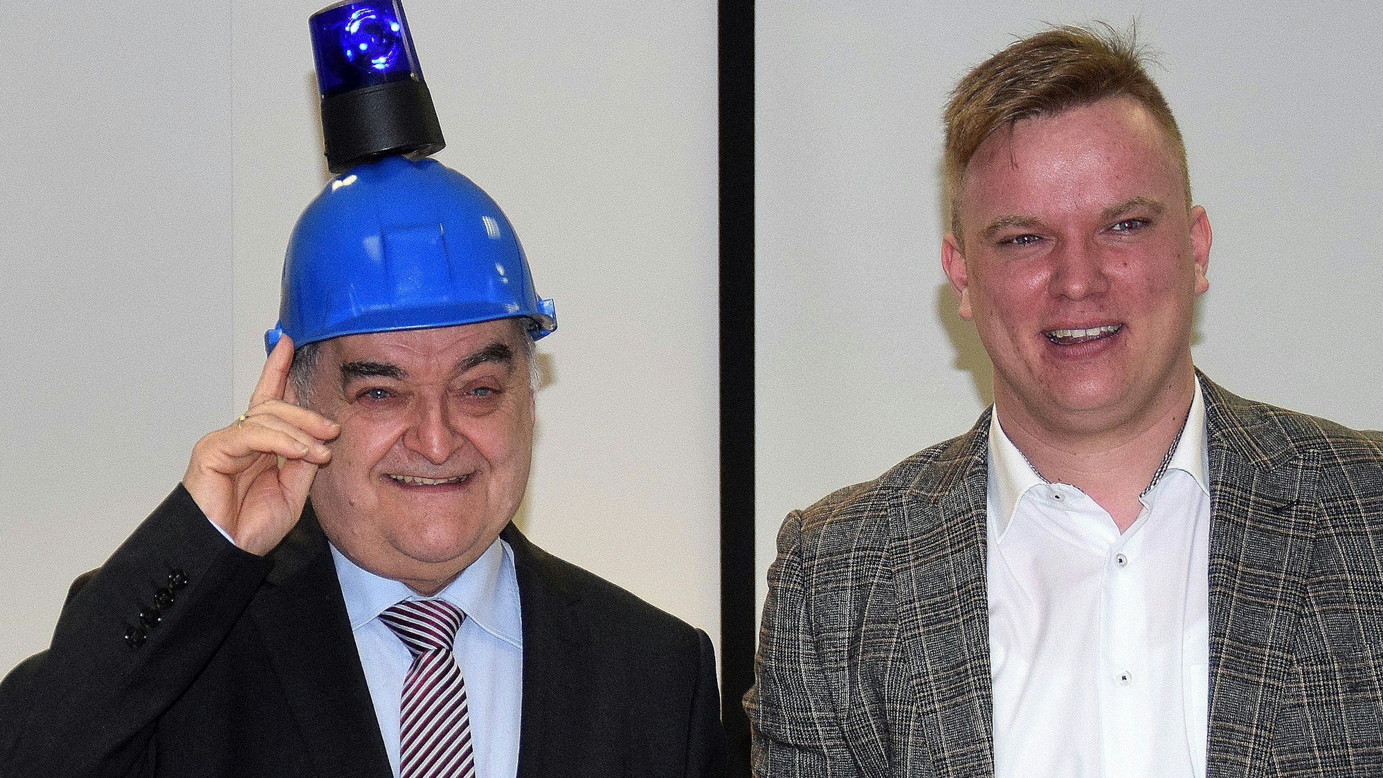 Dominik Pinsdorf (r.) freut sich, dass 2020 NRW-Innenminister Herbert Reul die Schirmherrschaft übernommen hat und schenkte ihm dafür einen "Blaulichthelm".