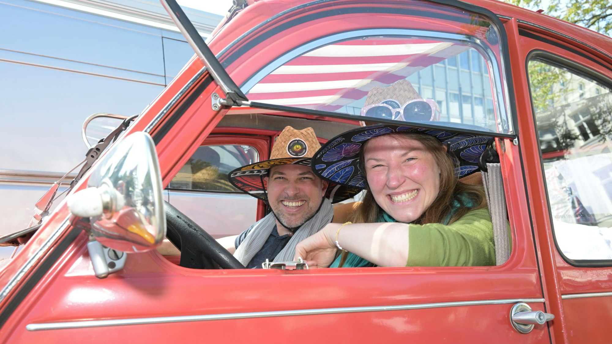Dionenes Carbonell-Judith Breuer in ihrer Ente war bei der Ausfahrt mit dabei.