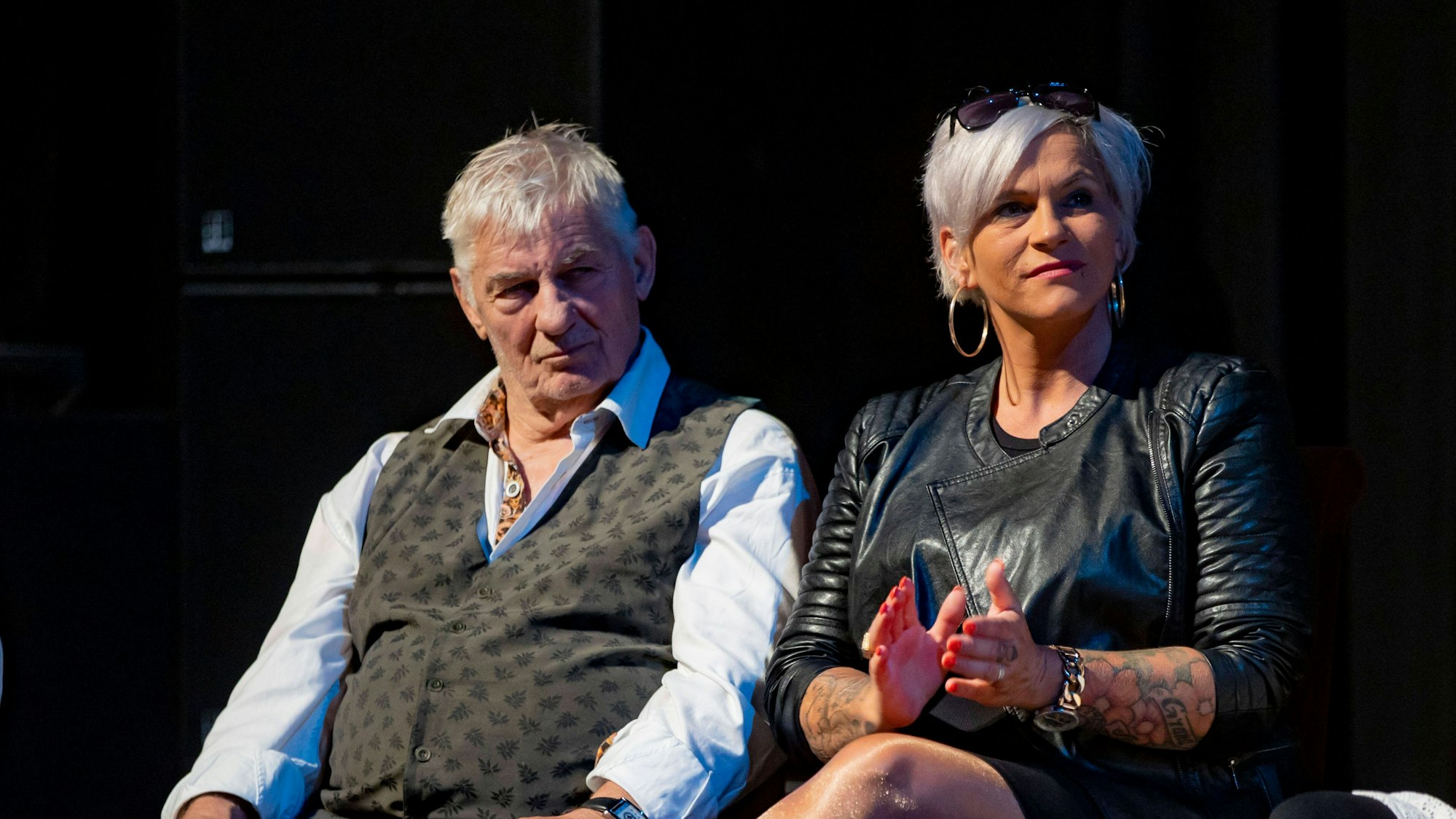 Heinz Hoenig und seine Ehefrau Annika Kärsten-Hoenig auf der Bühne.