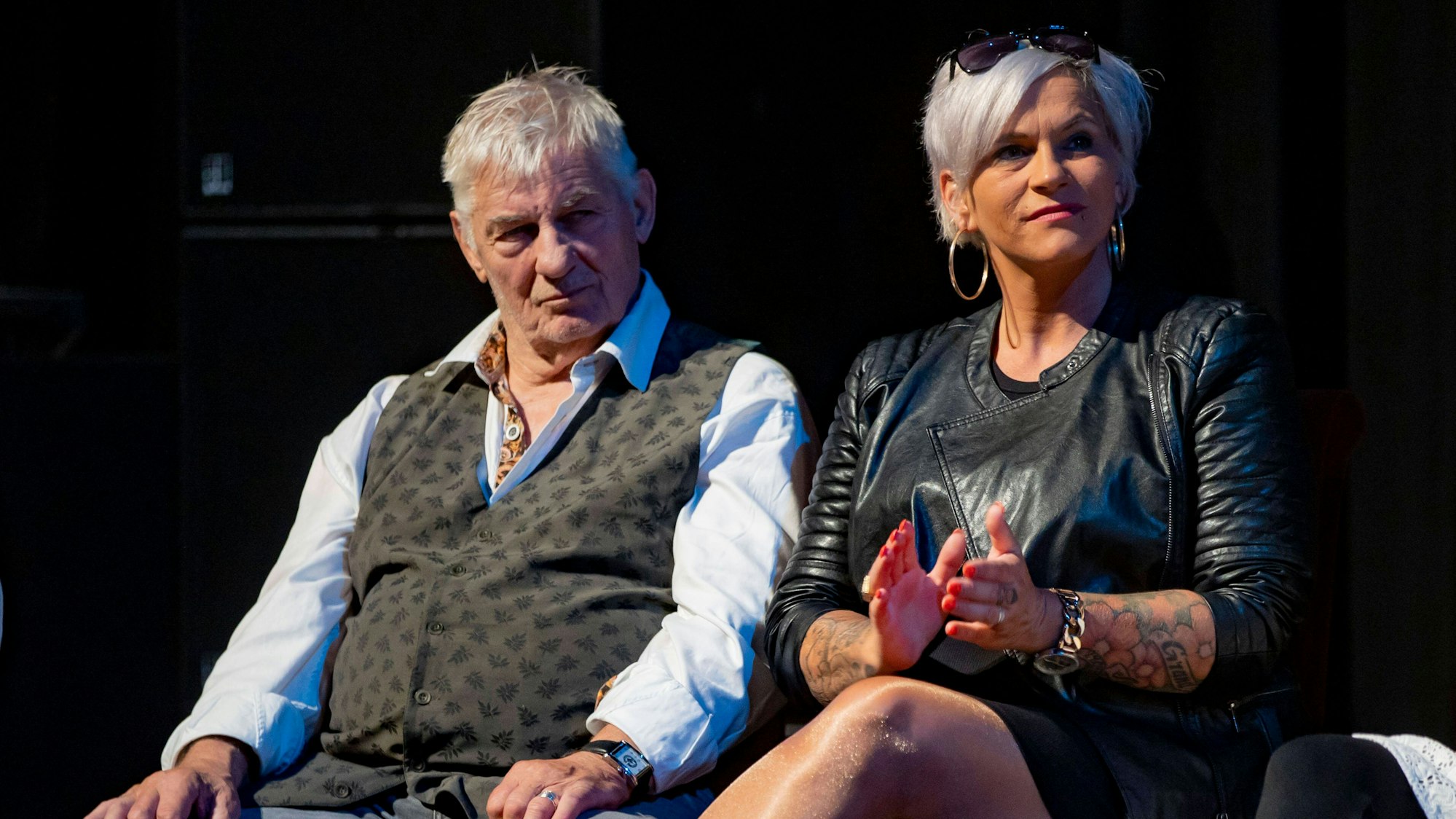 Heinz Hoenig, hier mit seiner Ehefrau bei einer Theaterpremiere, liegt seit zwei Wochen im Krankenhaus und kämpft um sein Leben.