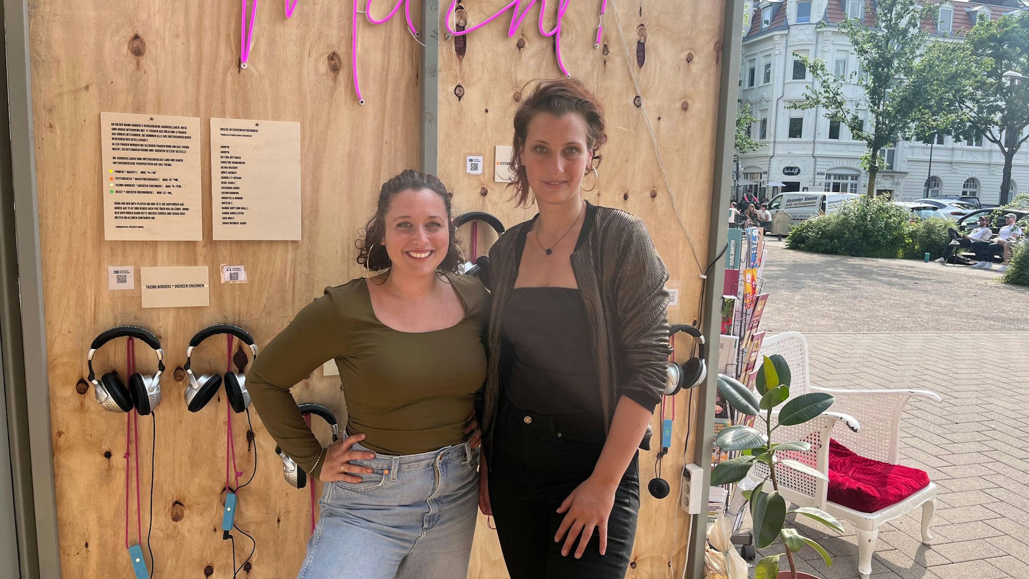 Die Schauspielerinnen Tatjana Poloczek und Franziska Schmitz aus Köln übernehmen die künstlerische Leitung des Projekts.