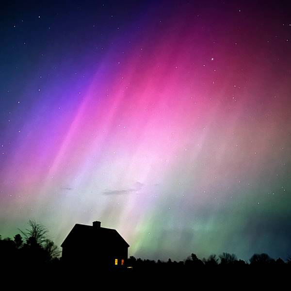 Polarlichter haben am Wochenende auf der gesamten Nordhalbkugel für Begeisterung gesorgt. Hier leuchten sie über einem Bauernhaus in den USA.