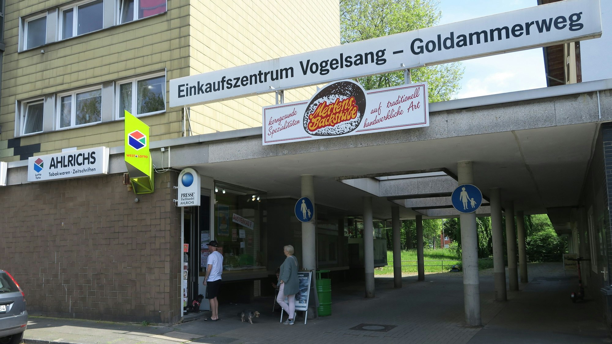 Blick auf die Lottoannahmestelle am Eingang zum Einkaufszentrum in Vogelsang in Köln-Ehrenfeld. Foto von Hans-Willi Hermans