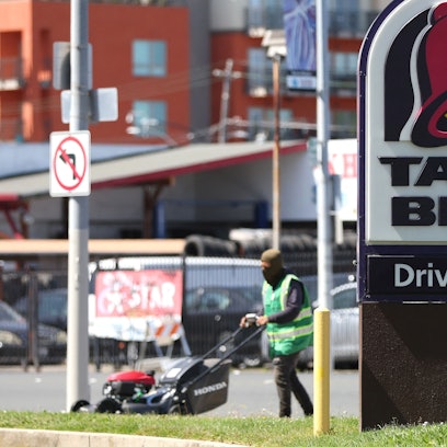 Ein Schild der Fast-Food-Kette Taco Bell ist zu sehen.