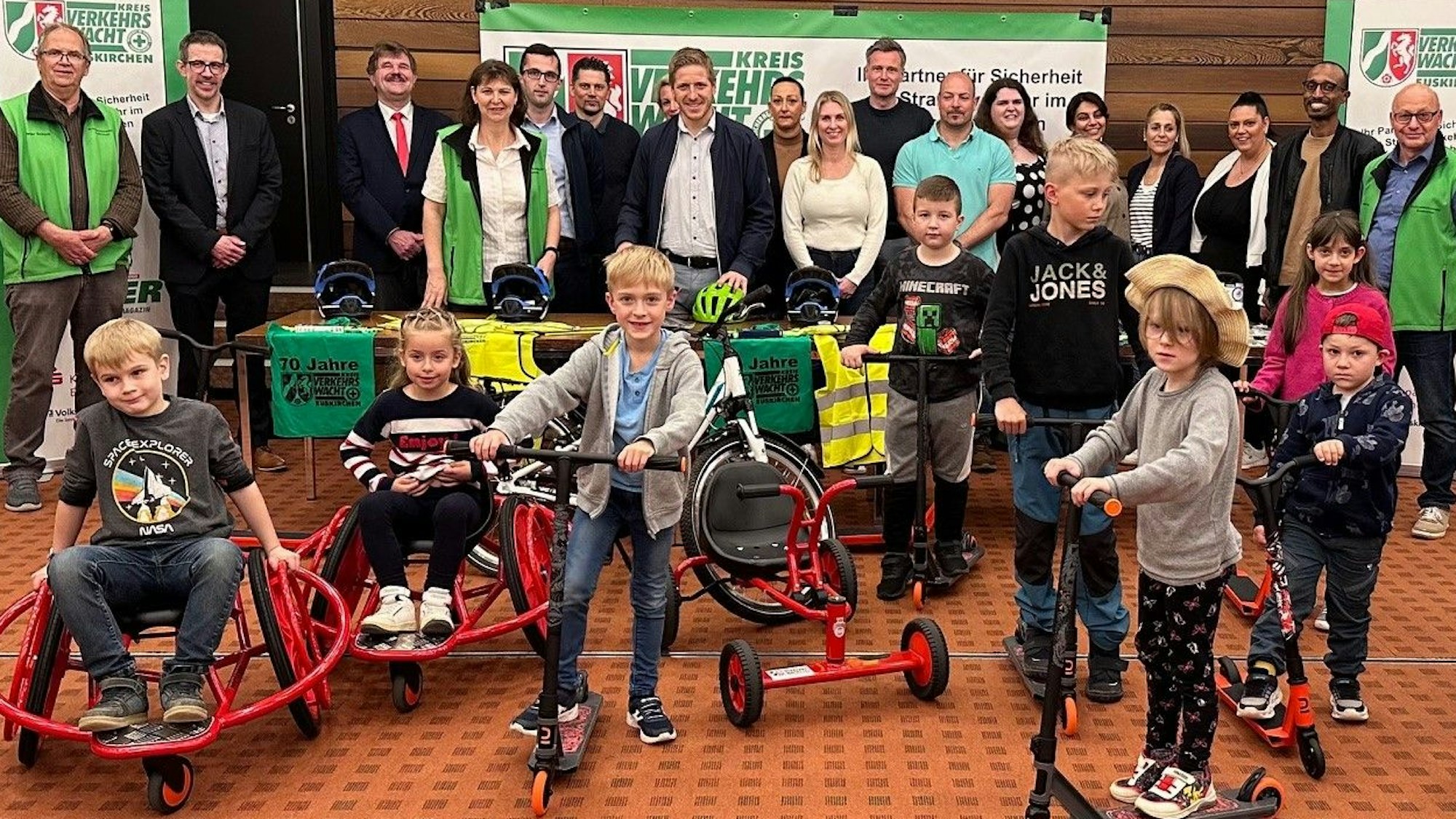 Das Bild zeigt Vertreter aus den Schulen und Kitas sowie der Verkehrswacht und Sponsoren. Zudem sind Kinder zu sehen, die die neuen Spielgeräte testen.