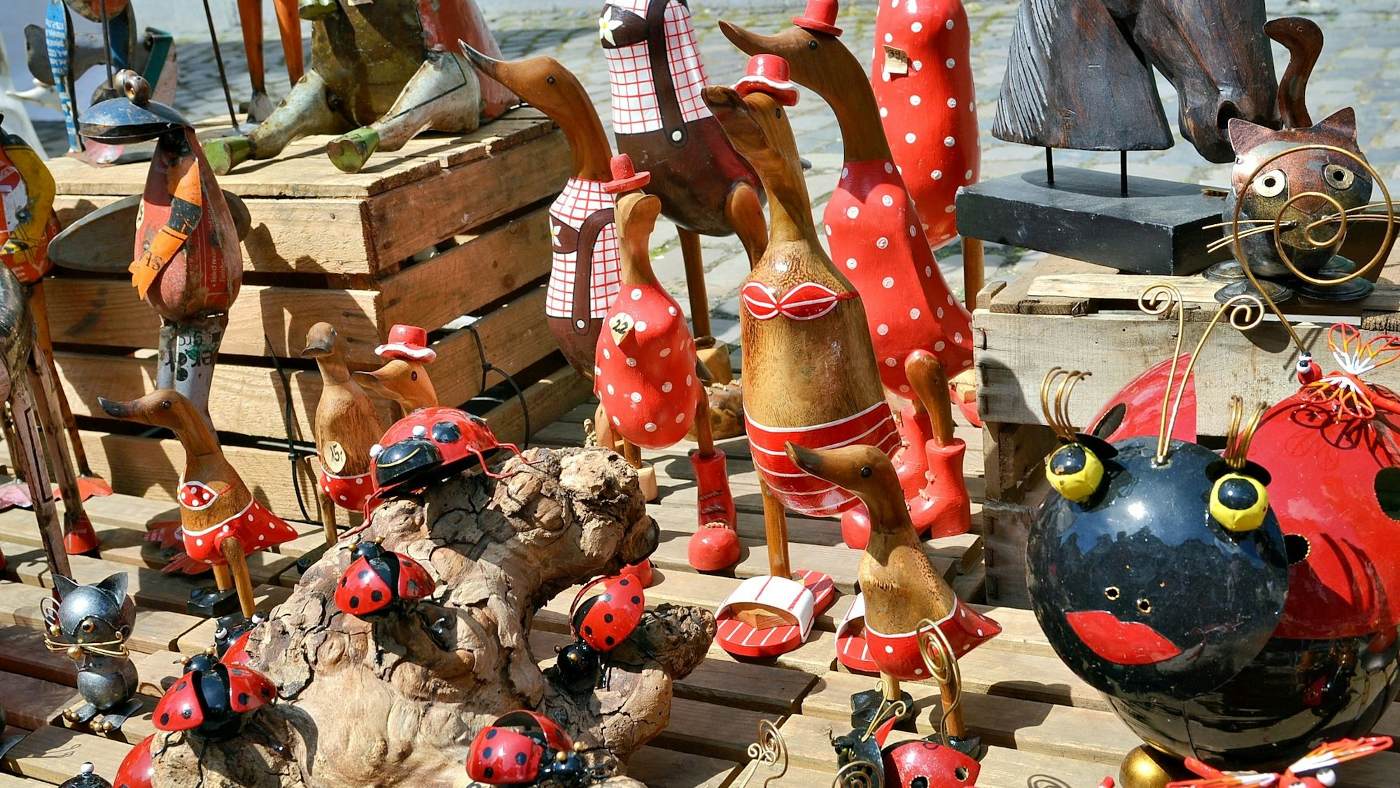 Marienkäfer- und Entenfiguren sind als Gartendekoration arrangiert.