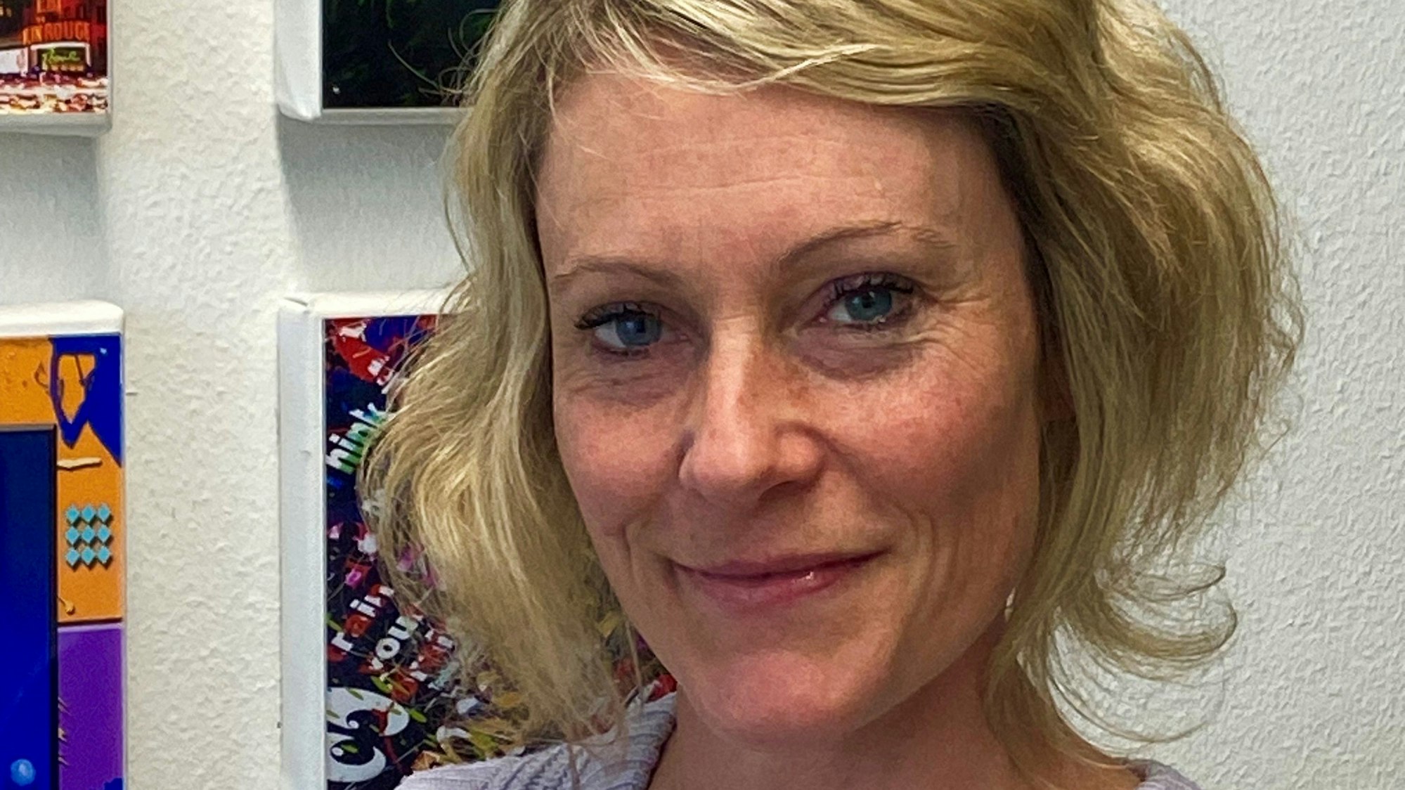 Auf dem Bild ist die Leiterin der Hauptschule Herbertskaul, Monika Azizmohammadi, zu sehen.