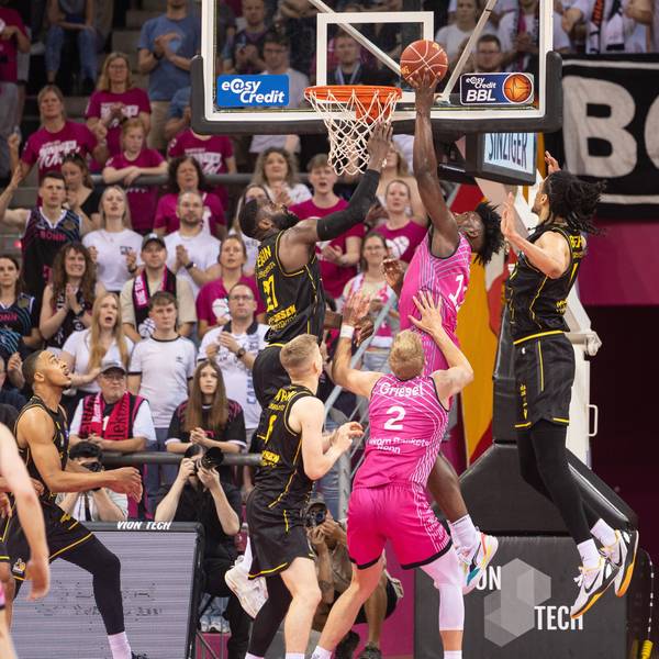 An zwei Ludwigsburger Gegenspielern vorbei tankt sich Brian Fobbs durch zum Korb.
