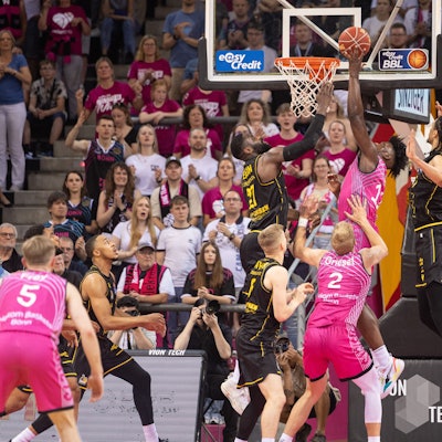 An zwei Ludwigsburger Gegenspielern vorbei tankt sich Brian Fobbs durch zum Korb.