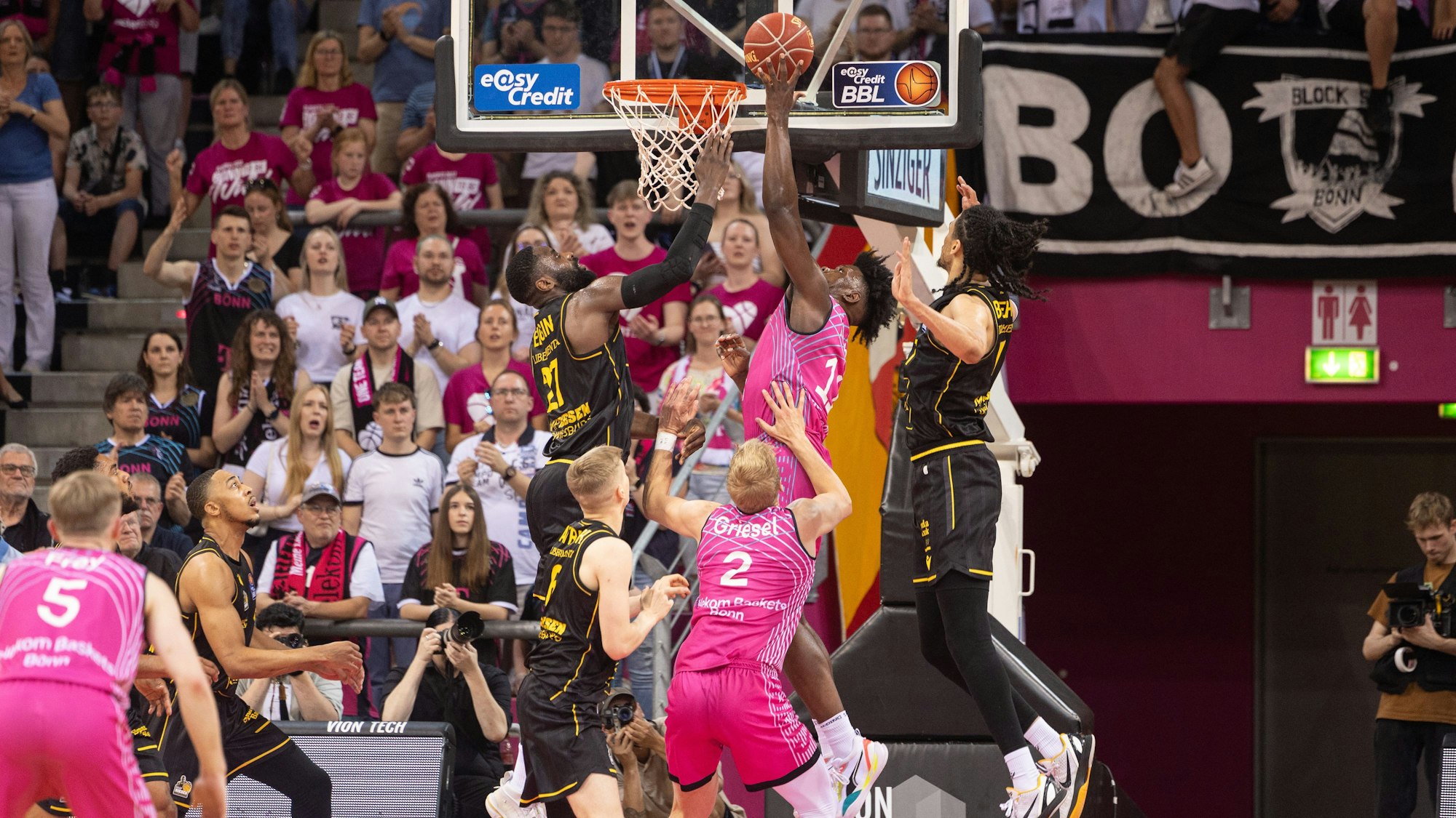 An zwei Ludwigsburger Gegenspielern vorbei tankt sich Brian Fobbs durch zum Korb.