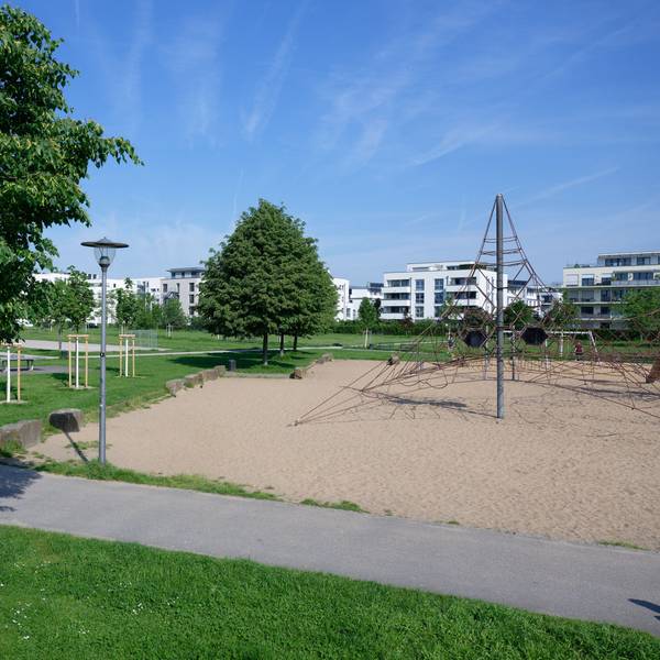 Ein Spielplatz liegt auf dem Gelände des Bürgerparks in Köln-Kalk.