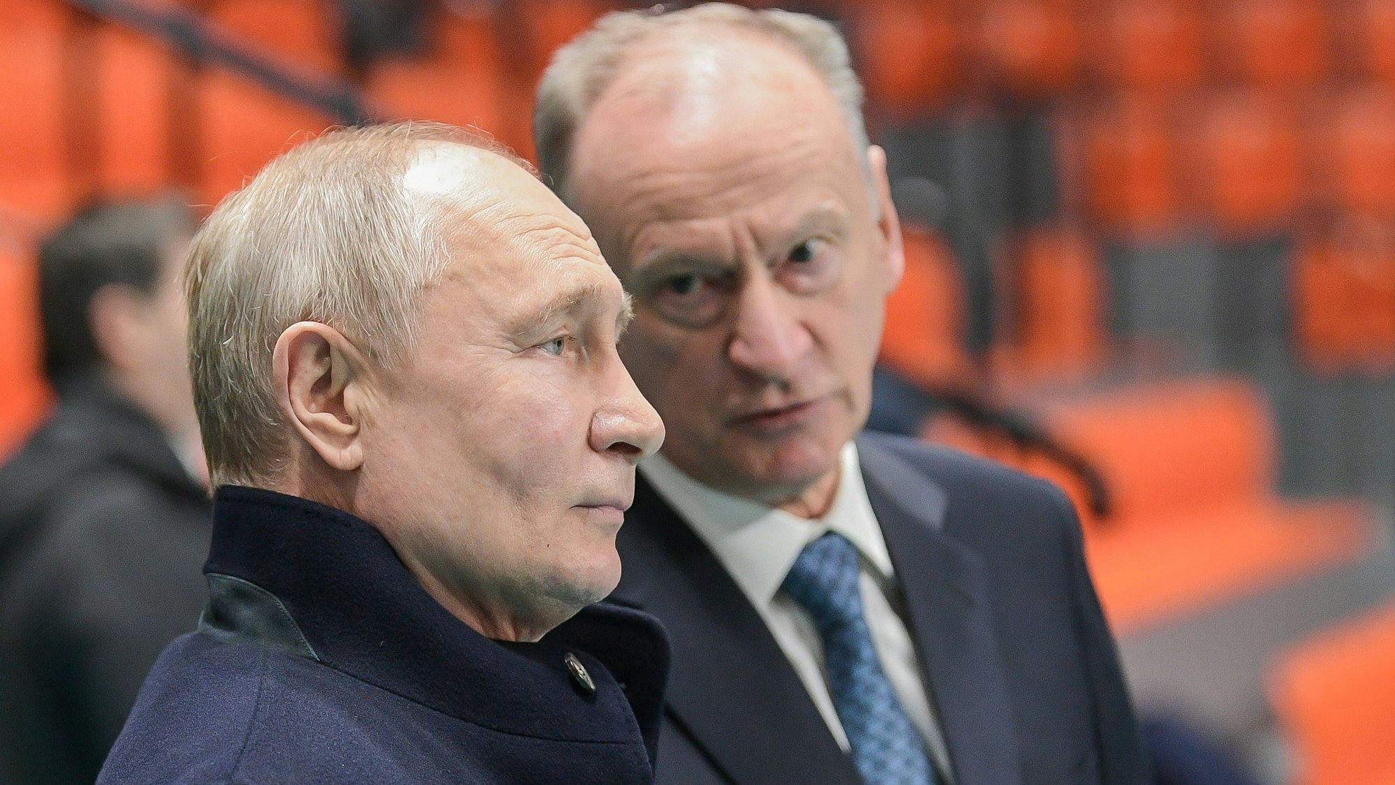 Kremlchef Wladimir Putin im Gespräch mit seinem langjährigen Unterstützer Nikolai Patruschew. Der Hardliner dürfte nach seinem Abgang als Sicherheitsratschef einen neuen Posten bekommen. (Archivbild)