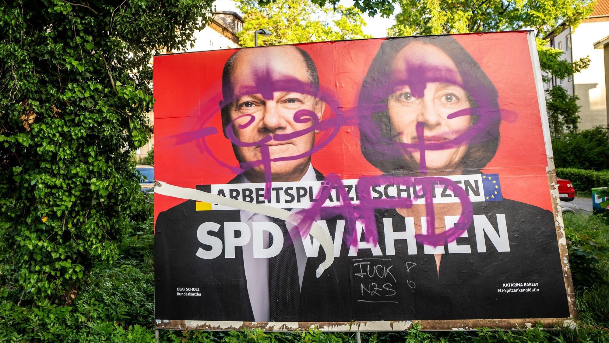 Ein SPD-Wahlplakat mit Bundeskanzler Olaf Scholz und Europapolitikerin Katharina Barley ist mit Graffiti beschmiert worden. Auf Scholz' und Barley Gesichter ist ein Fadenkreuz gemalt worden, darunter steht die Aufschrift AfD. (Symbolbild)